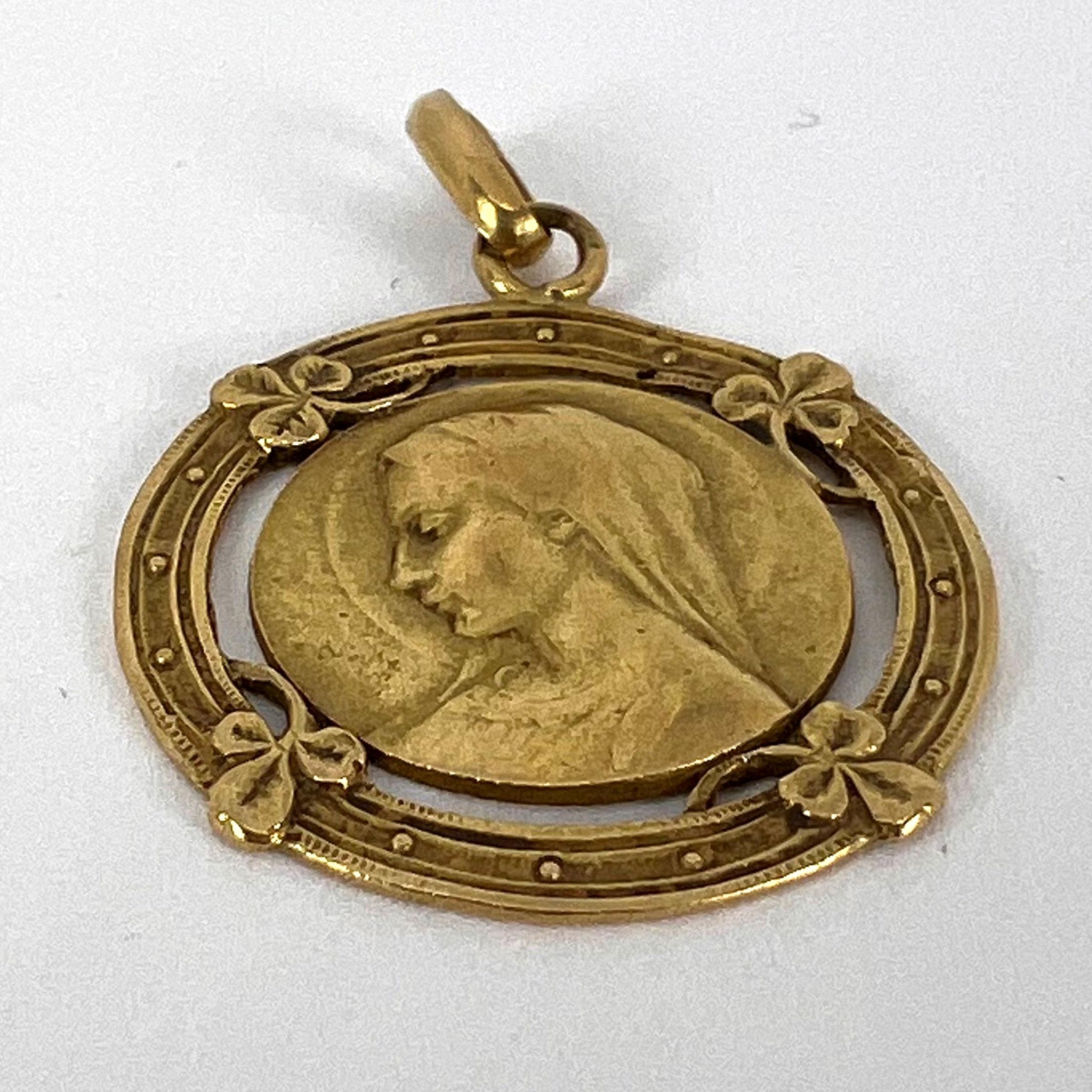 Pendentif en or jaune 18K avec médaille en forme de trèfle chanceux de la Vierge Marie française en vente 9