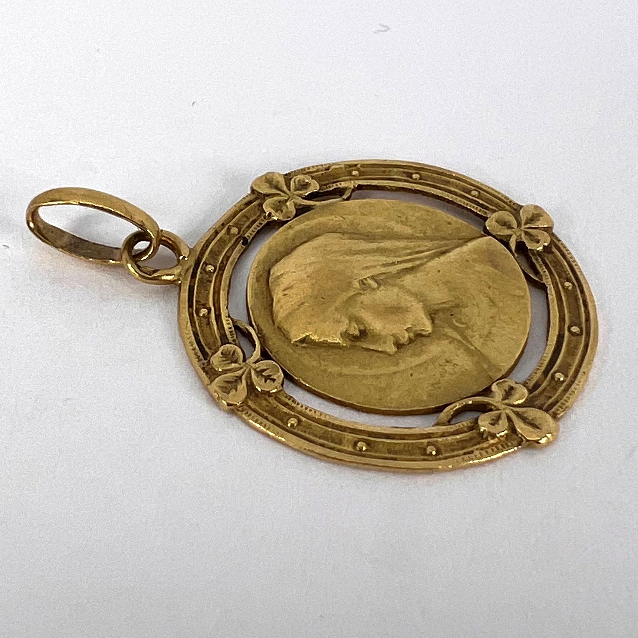 Pendentif en or jaune 18K avec médaille en forme de trèfle chanceux de la Vierge Marie française en vente 10