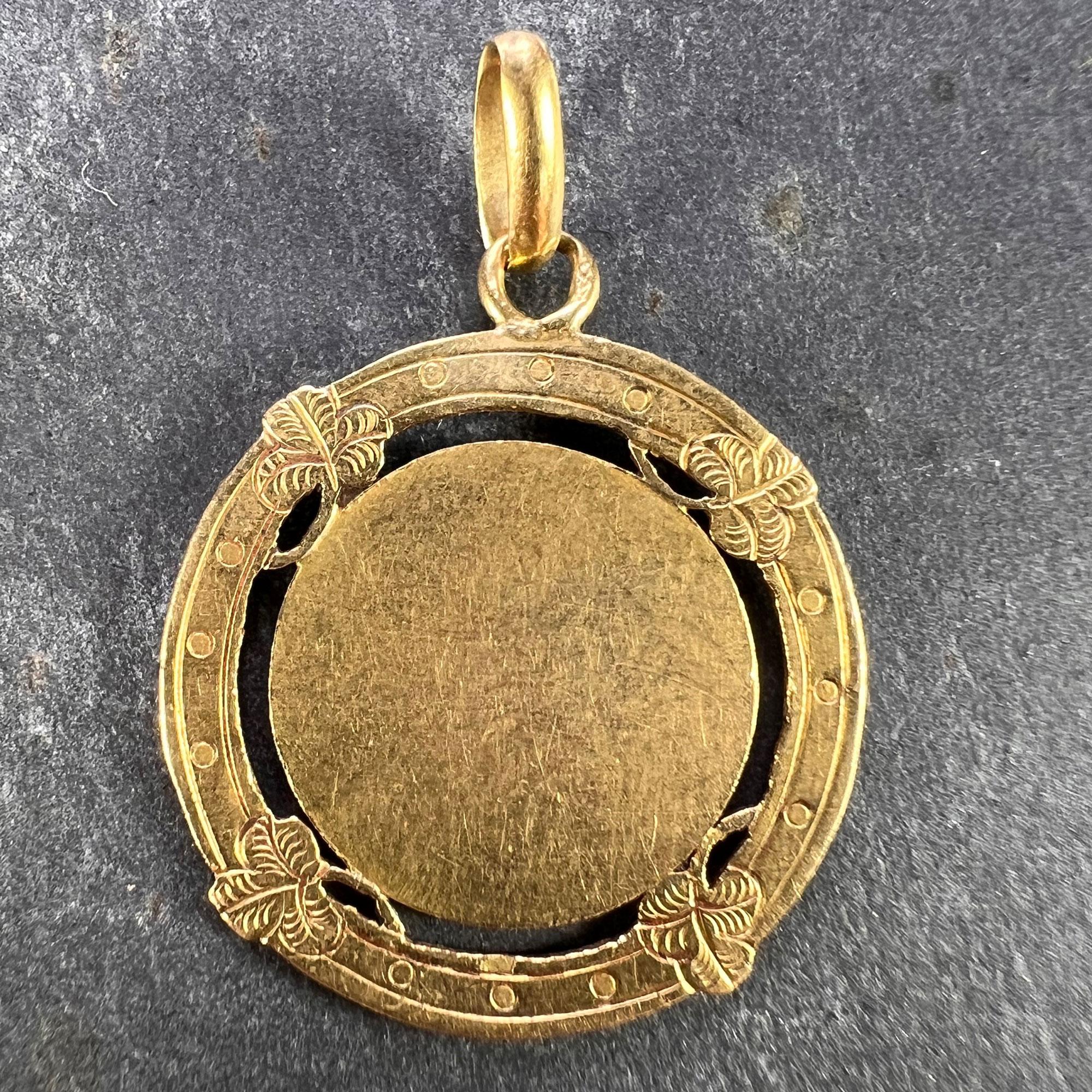 Pendentif en or jaune 18K avec médaille en forme de trèfle chanceux de la Vierge Marie française Bon état - En vente à London, GB