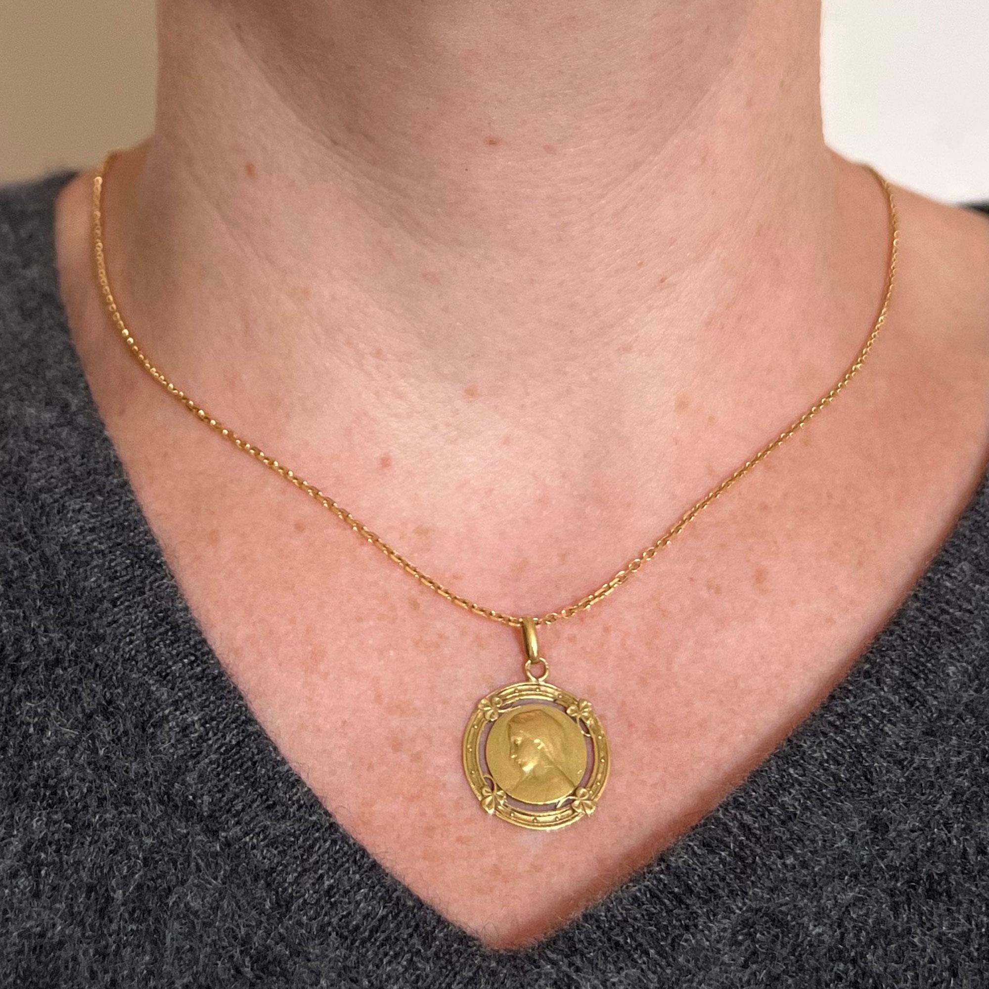 Pendentif en or jaune 18K avec médaille en forme de trèfle chanceux de la Vierge Marie française Pour femmes en vente