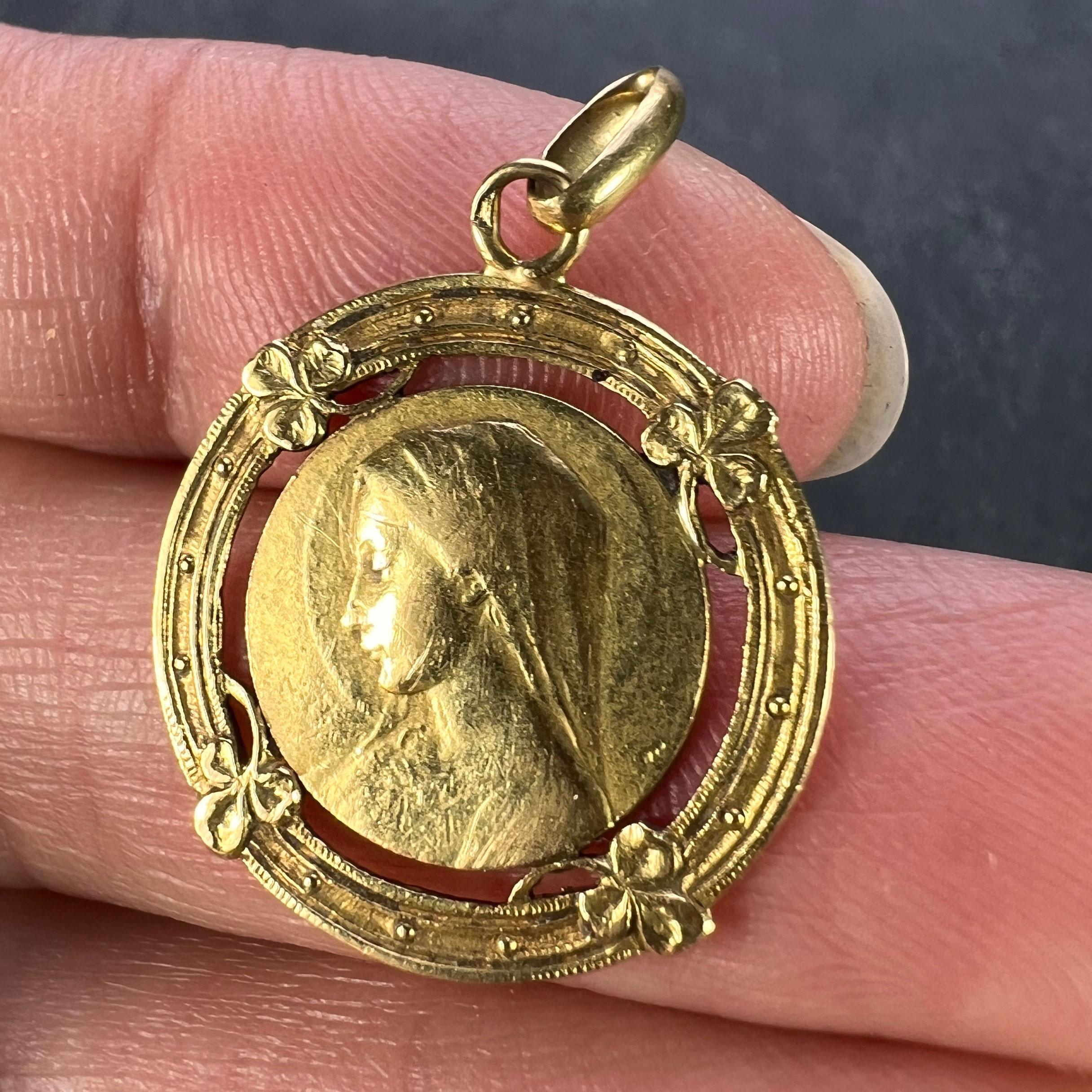 Pendentif en or jaune 18K avec médaille en forme de trèfle chanceux de la Vierge Marie française en vente 1