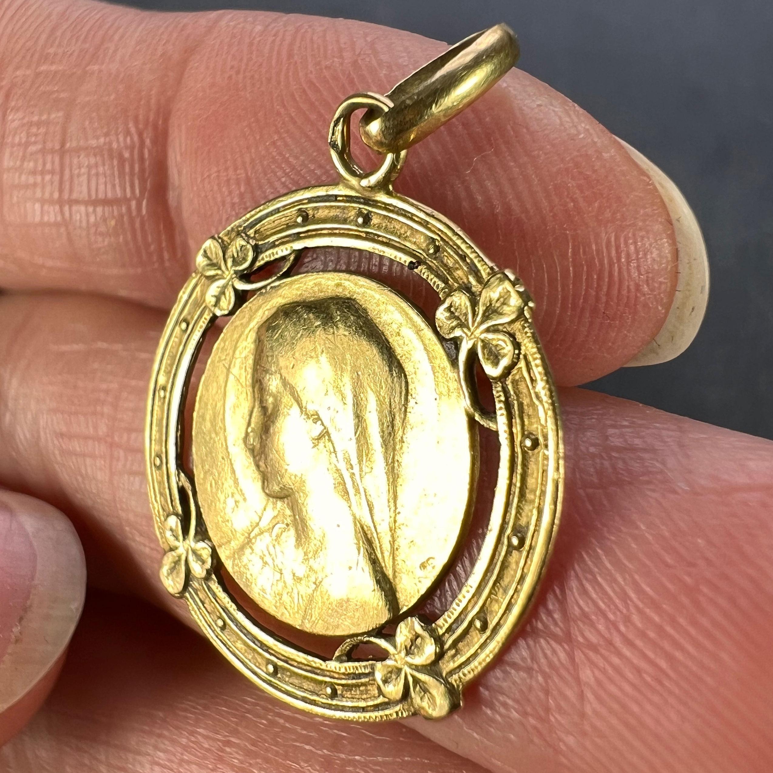 Pendentif en or jaune 18K avec médaille en forme de trèfle chanceux de la Vierge Marie française en vente 2