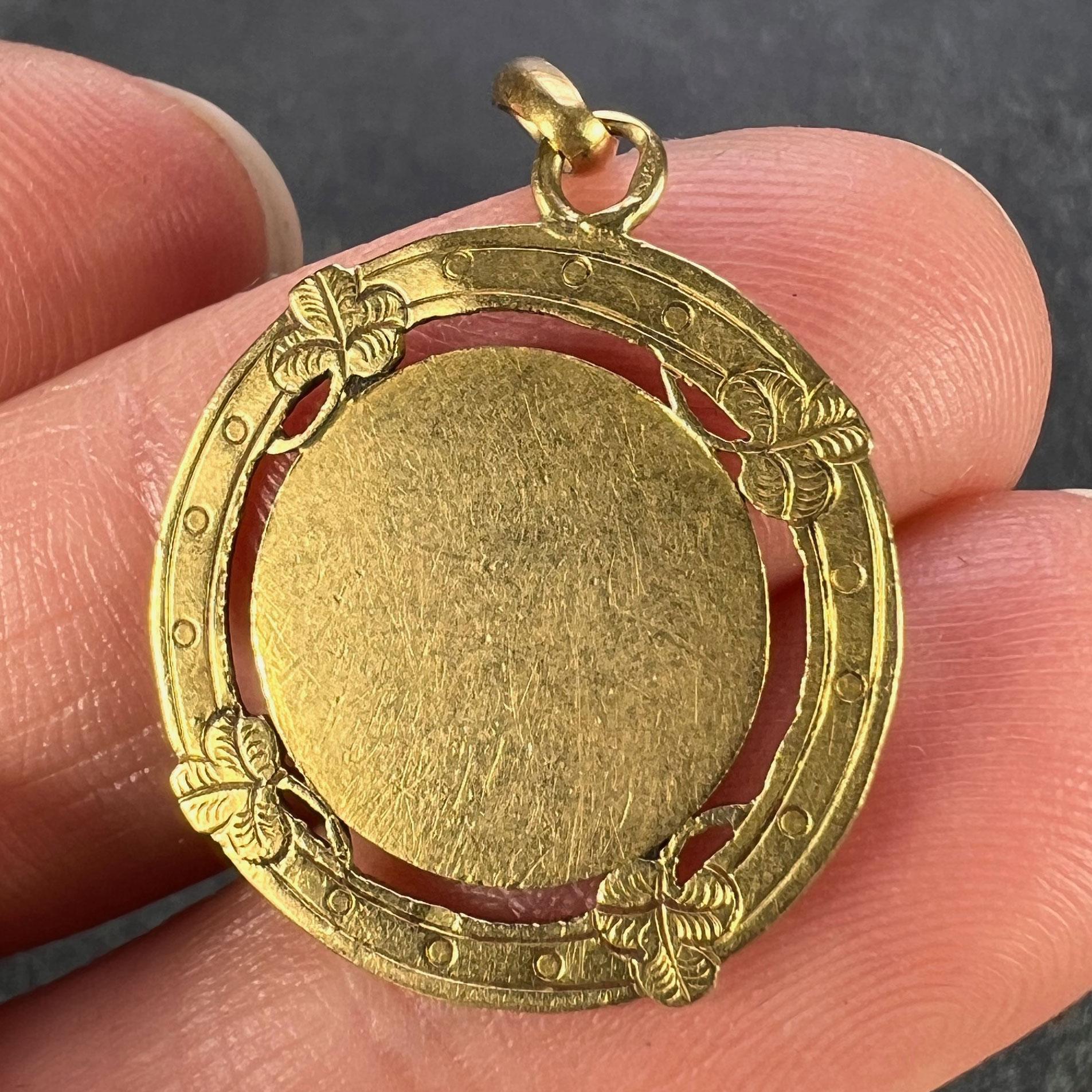 Pendentif en or jaune 18K avec médaille en forme de trèfle chanceux de la Vierge Marie française en vente 4