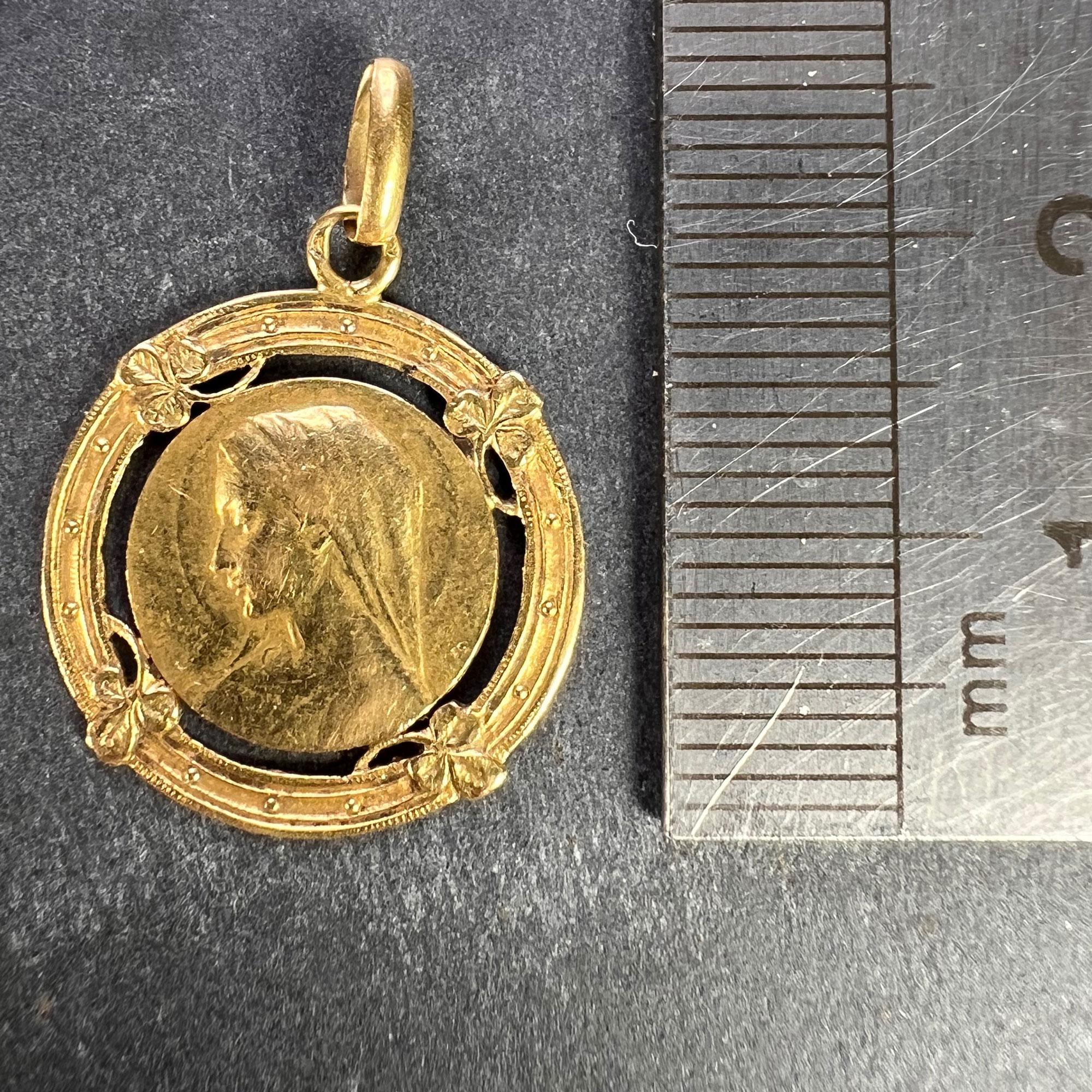 Pendentif en or jaune 18K avec médaille en forme de trèfle chanceux de la Vierge Marie française en vente 5