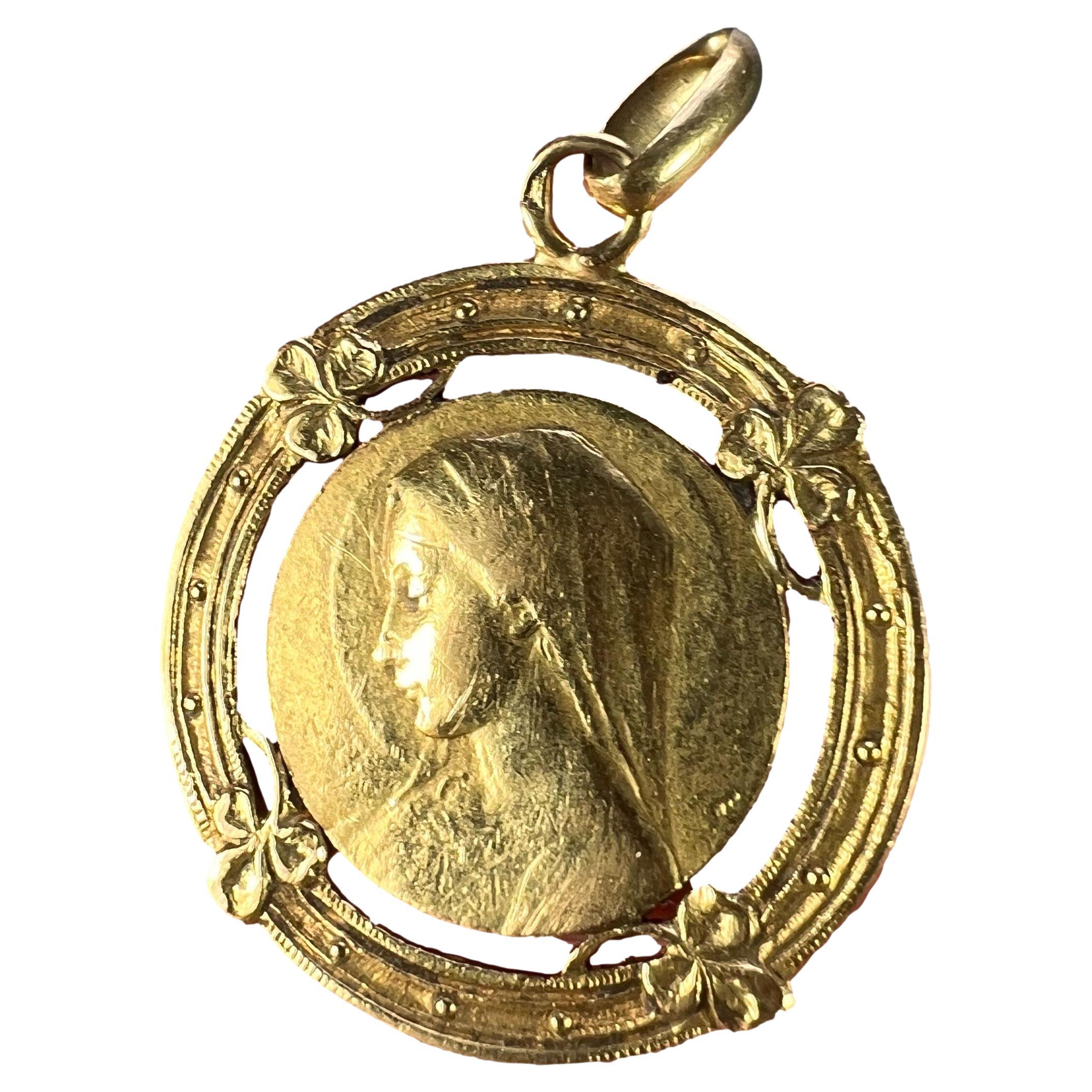 Pendentif en or jaune 18K avec médaille en forme de trèfle chanceux de la Vierge Marie française en vente