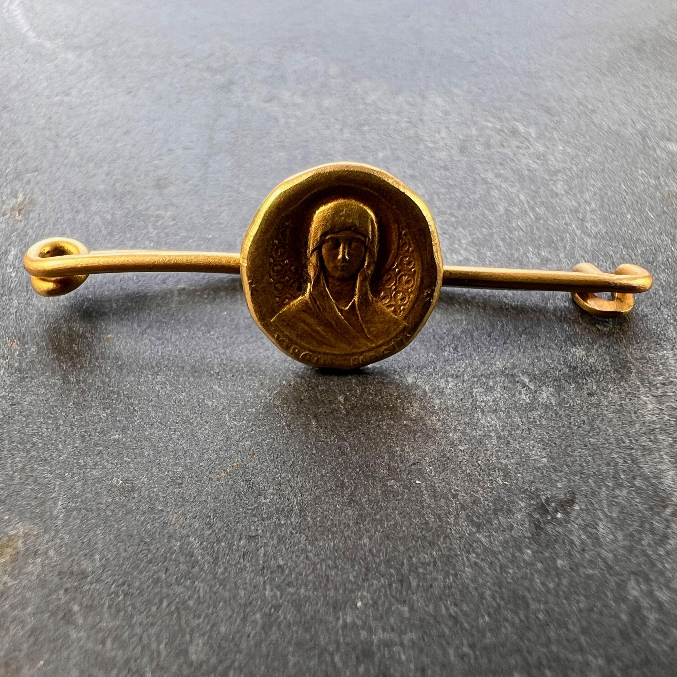 Broche à breloque française en or jaune 18 carats avec médaille de la Vierge Marie Bon état - En vente à London, GB
