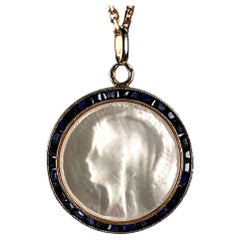 Pendentif breloque française en or 18 carats avec nacre et saphir représentant la Vierge Marie