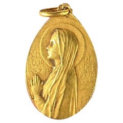 Colgante de oro amarillo de 18 quilates con un amuleto religioso de la Virgen María francesa de Nuestra Señora de Lourdes