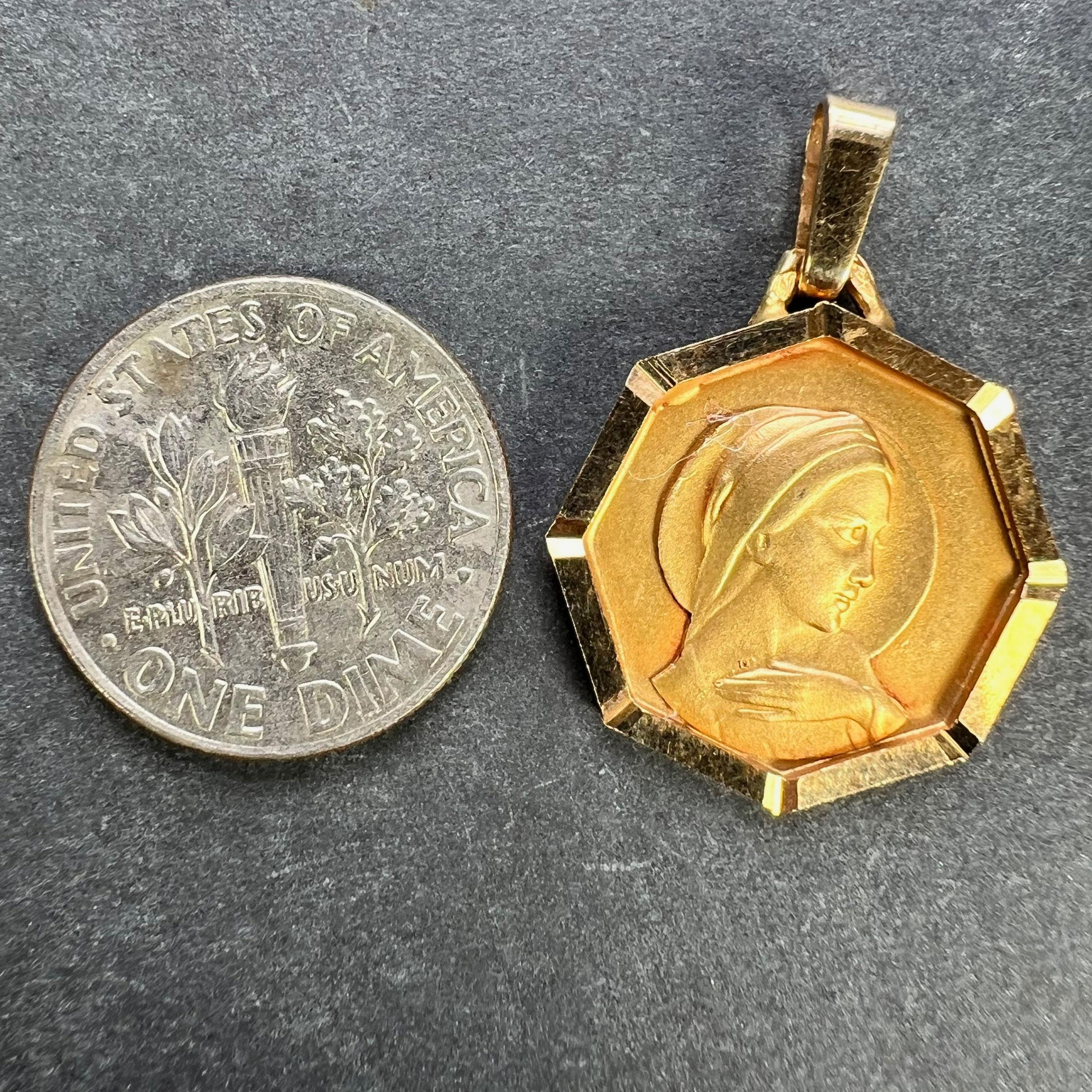 Pendentif en or jaune 18K avec médaille octogonale de la Vierge Marie française en vente 6