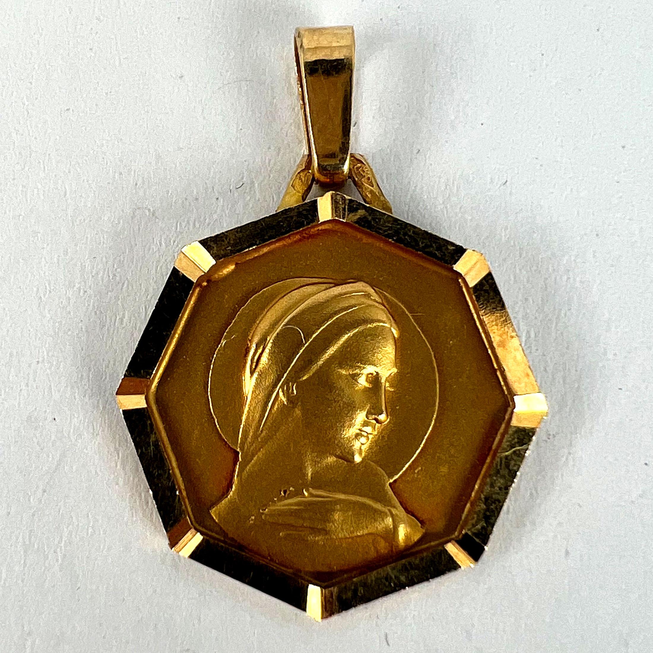 Pendentif en or jaune 18K avec médaille octogonale de la Vierge Marie française en vente 7