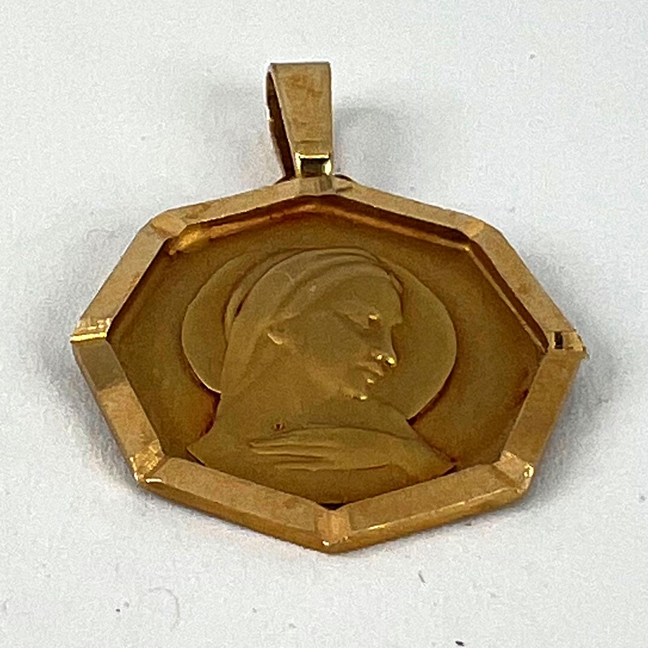 Pendentif en or jaune 18K avec médaille octogonale de la Vierge Marie française en vente 9