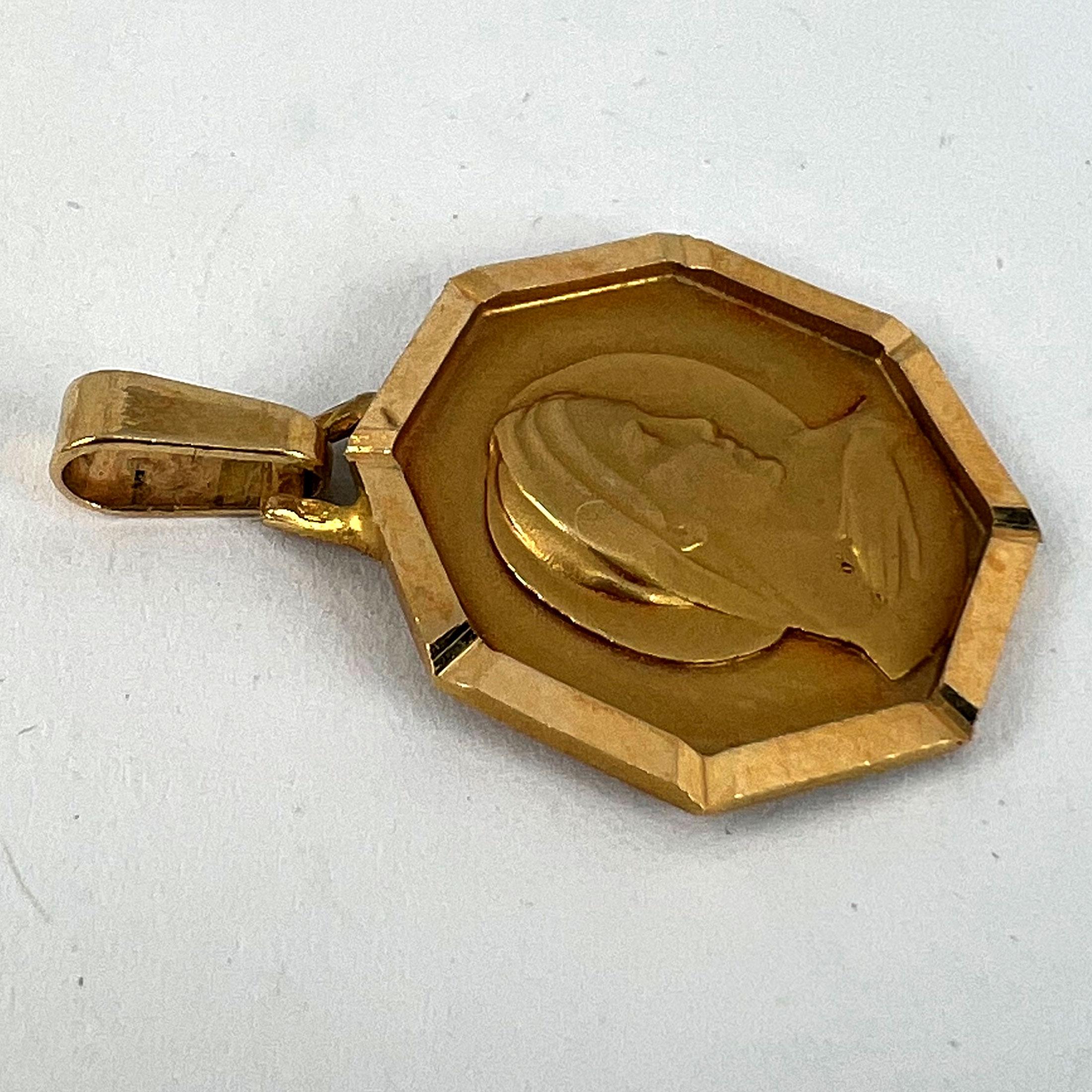 Pendentif en or jaune 18K avec médaille octogonale de la Vierge Marie française en vente 10