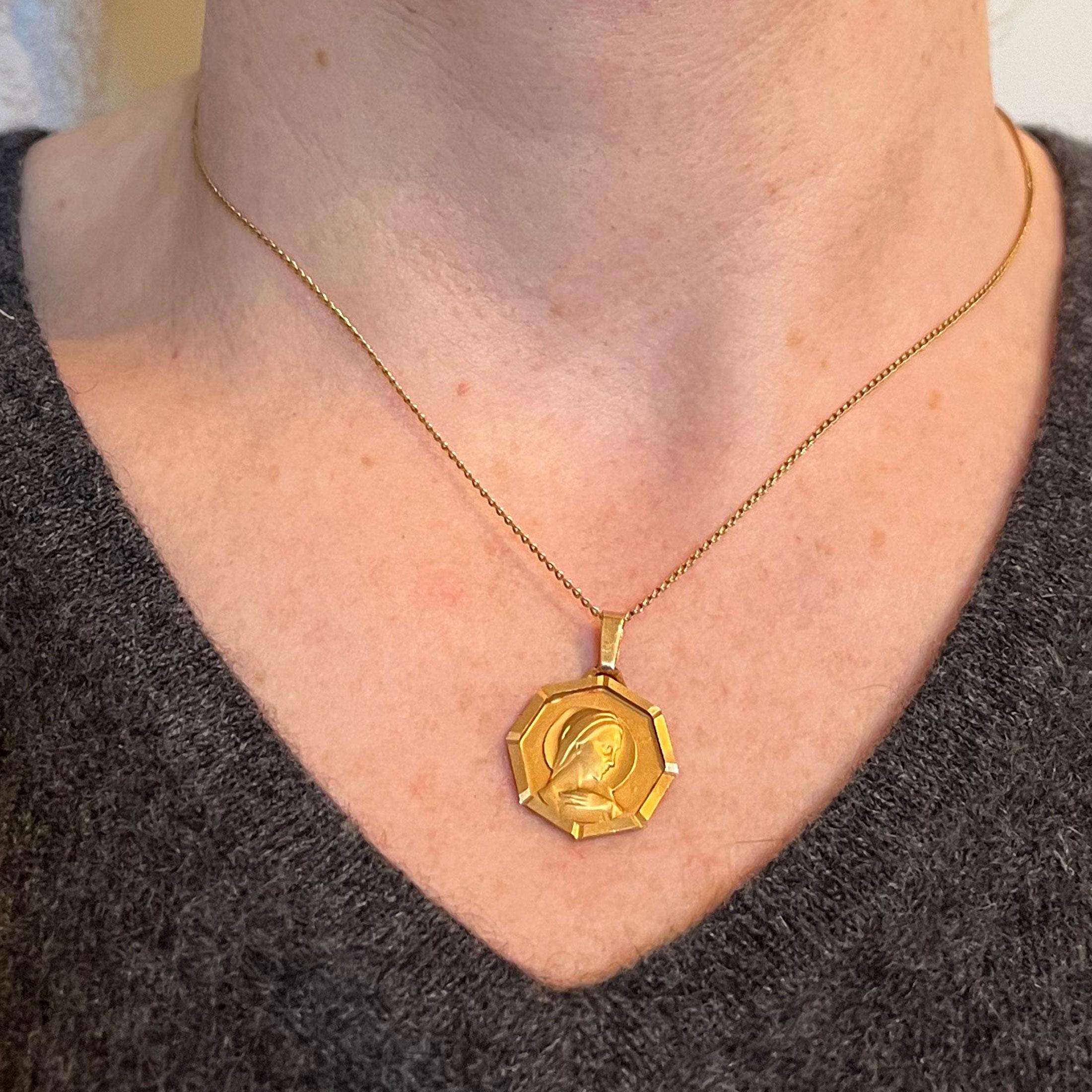 Pendentif en or jaune 18K avec médaille octogonale de la Vierge Marie française Unisexe en vente