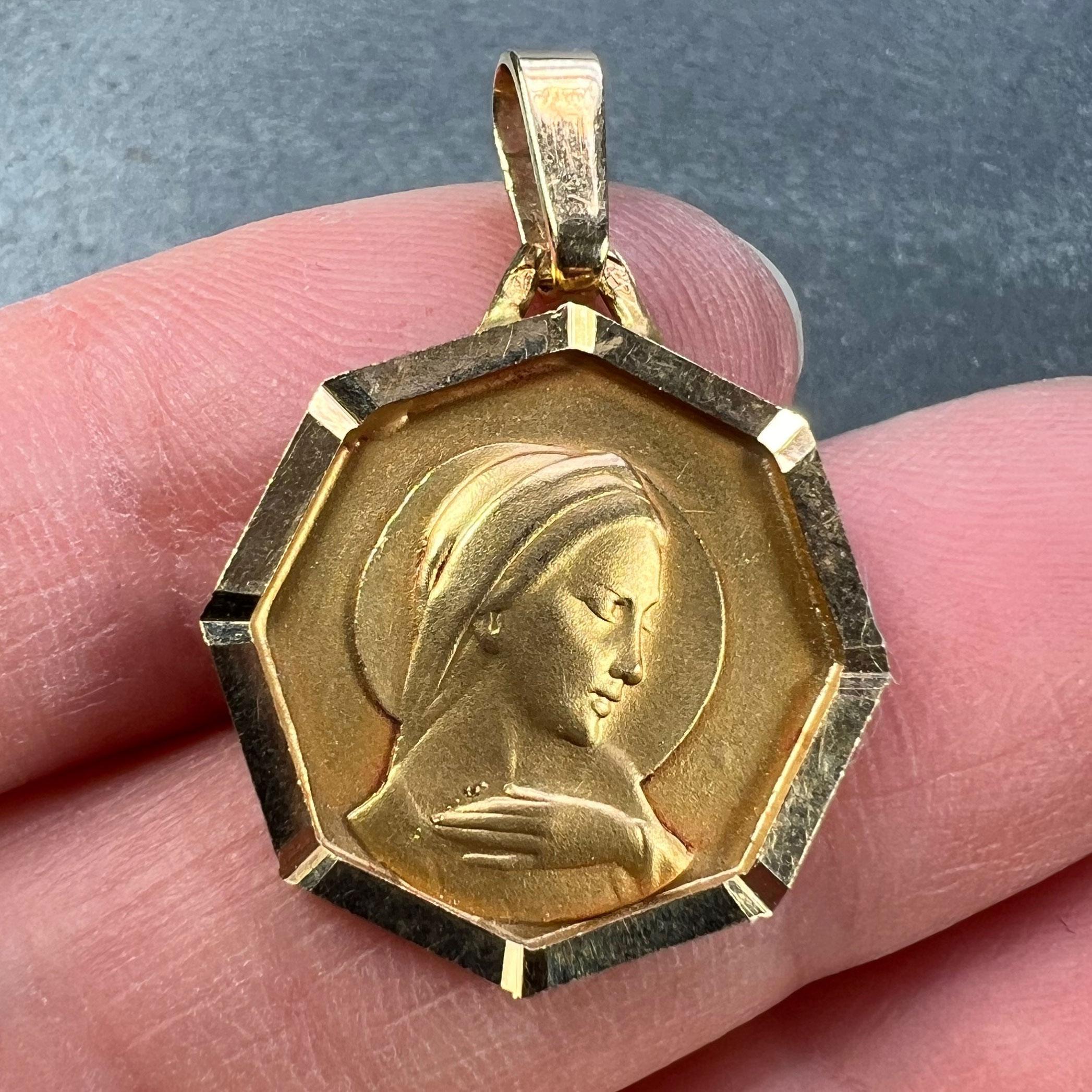 Pendentif en or jaune 18K avec médaille octogonale de la Vierge Marie française en vente 1