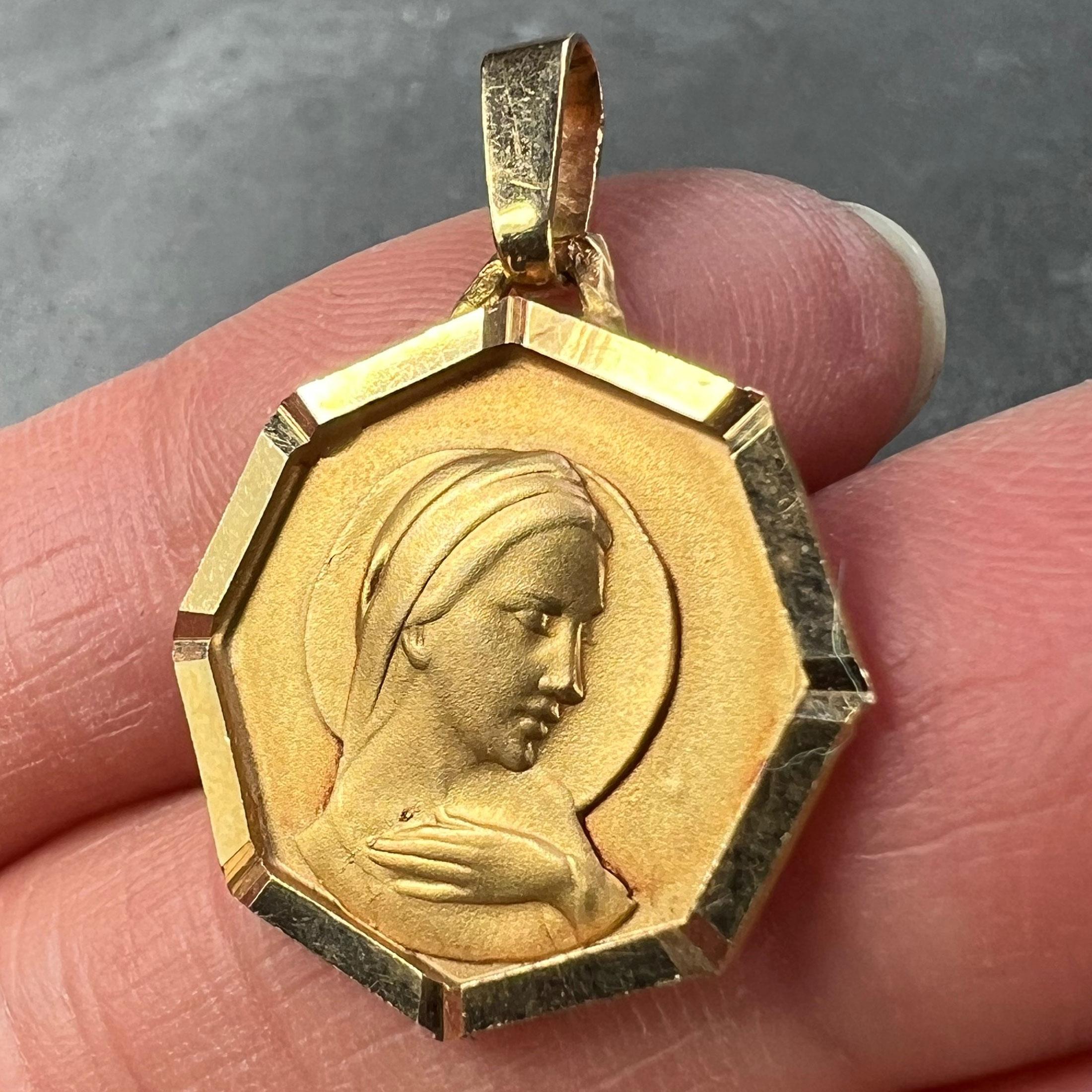 Pendentif en or jaune 18K avec médaille octogonale de la Vierge Marie française en vente 2