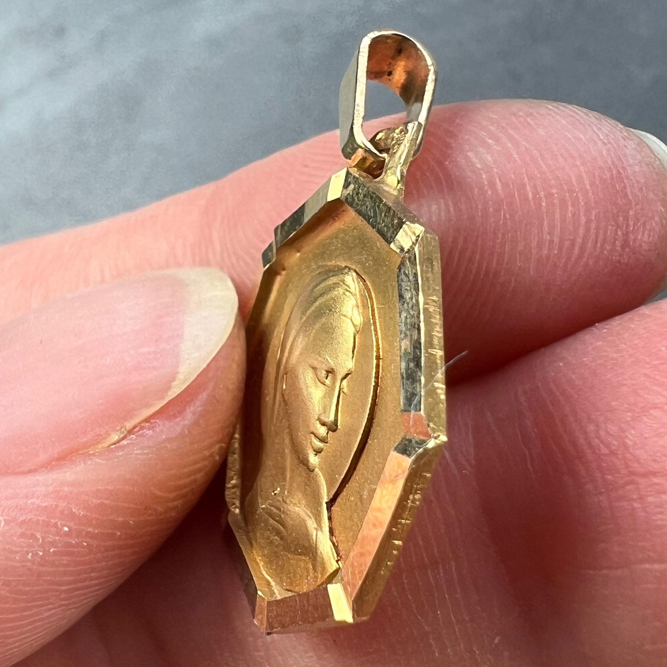 Pendentif en or jaune 18K avec médaille octogonale de la Vierge Marie française en vente 3