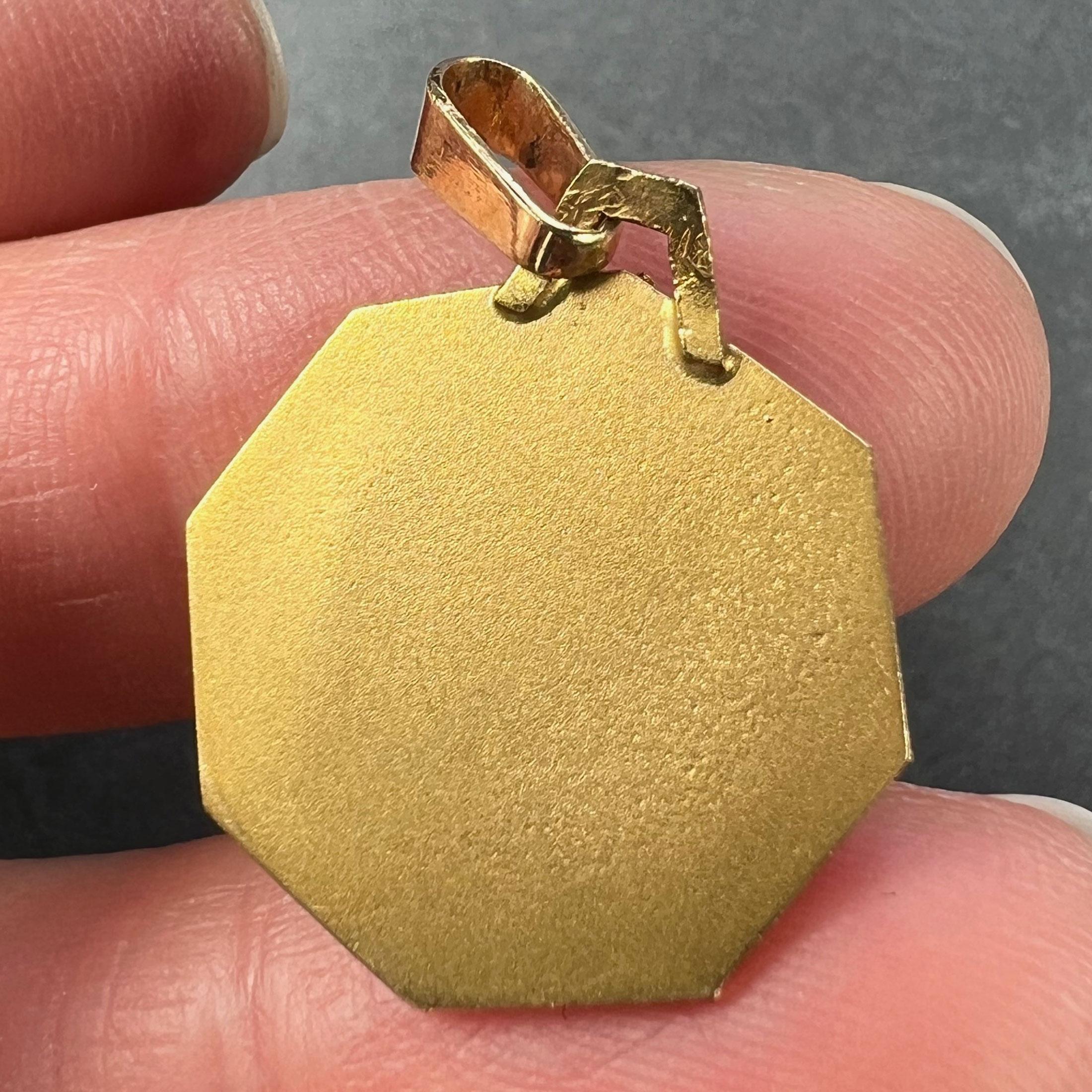 Pendentif en or jaune 18K avec médaille octogonale de la Vierge Marie française en vente 4