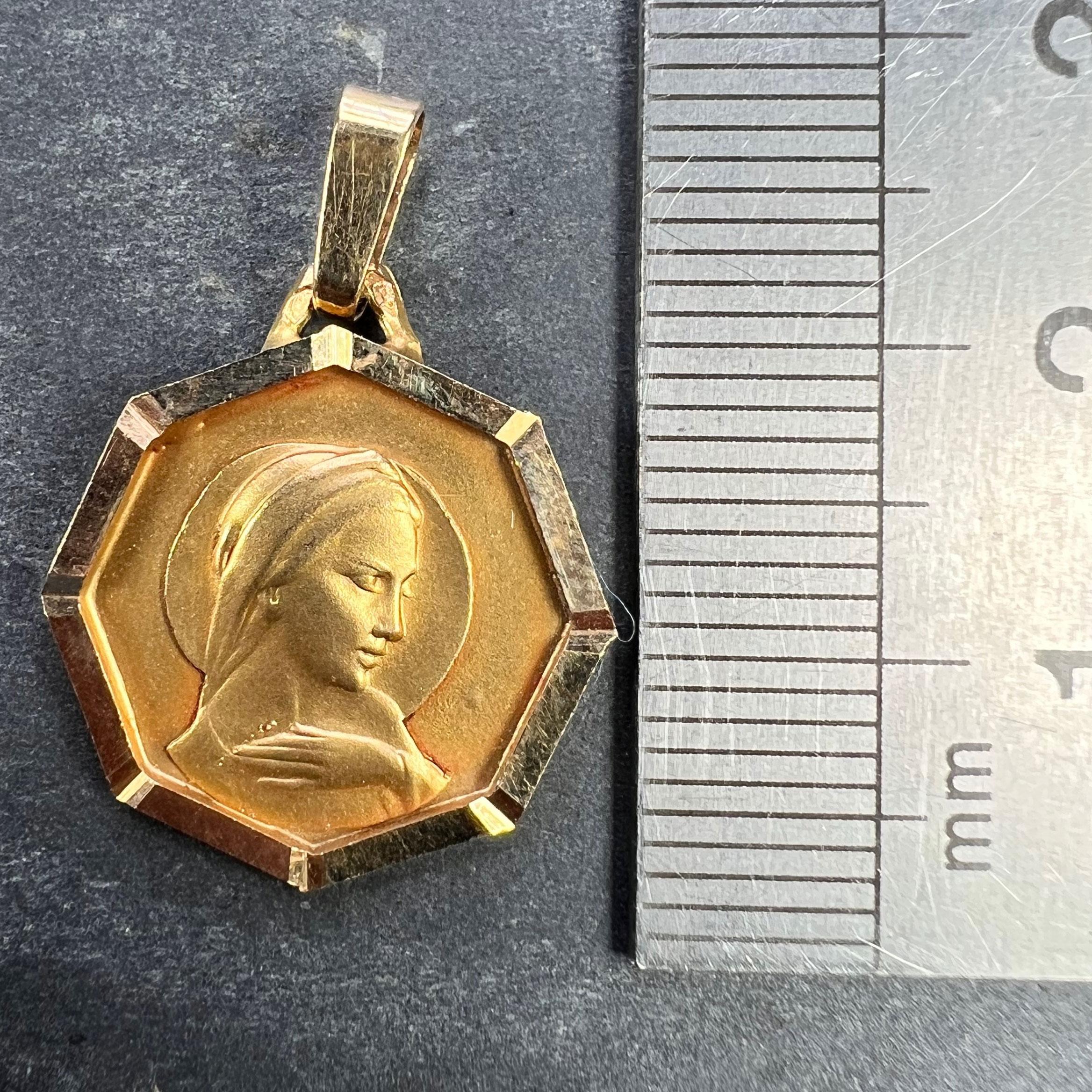 Pendentif en or jaune 18K avec médaille octogonale de la Vierge Marie française en vente 5