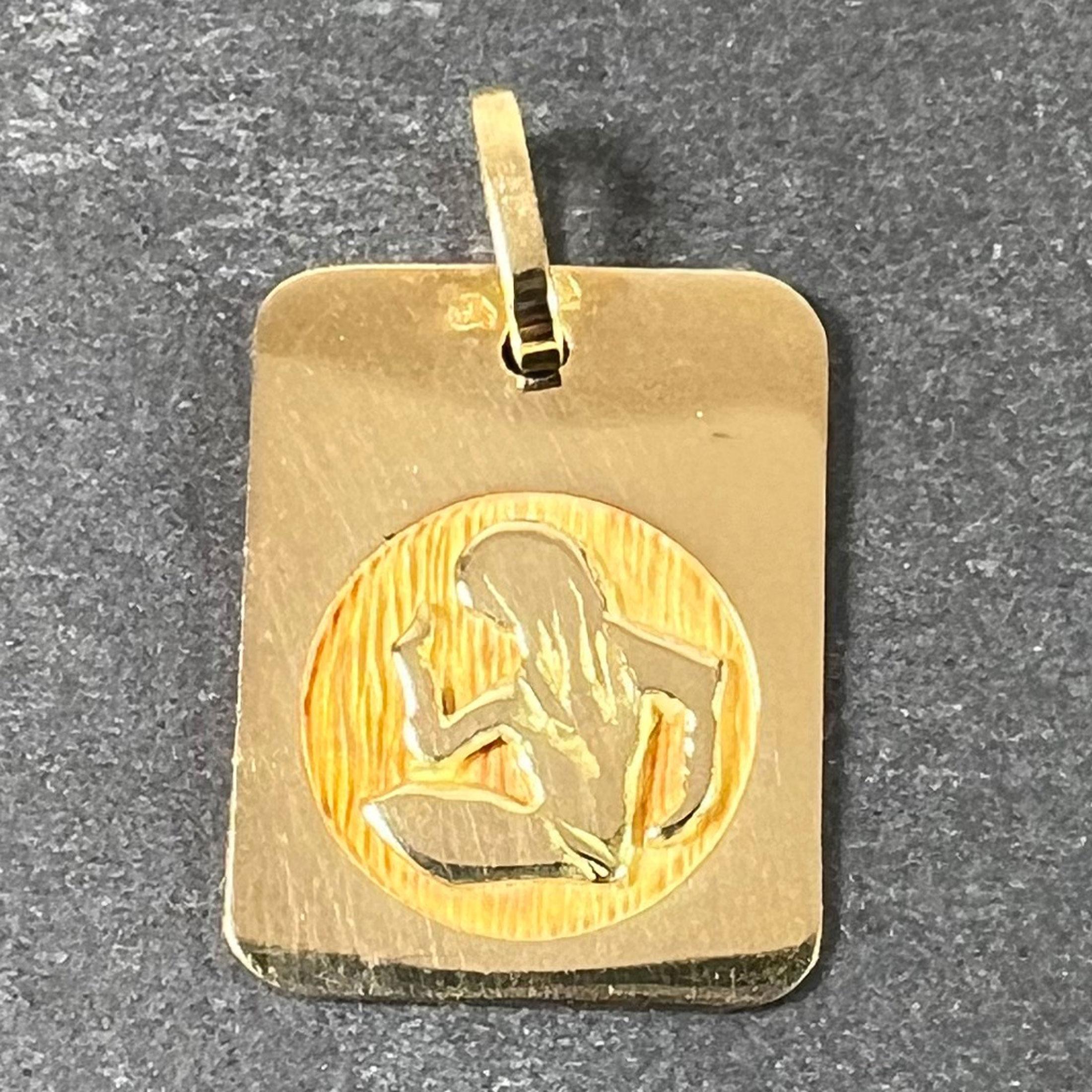French Virgo Starsign Zodiac 18K Yellow Gold Charm Medal Pendant In Good Condition For Sale In London, GB