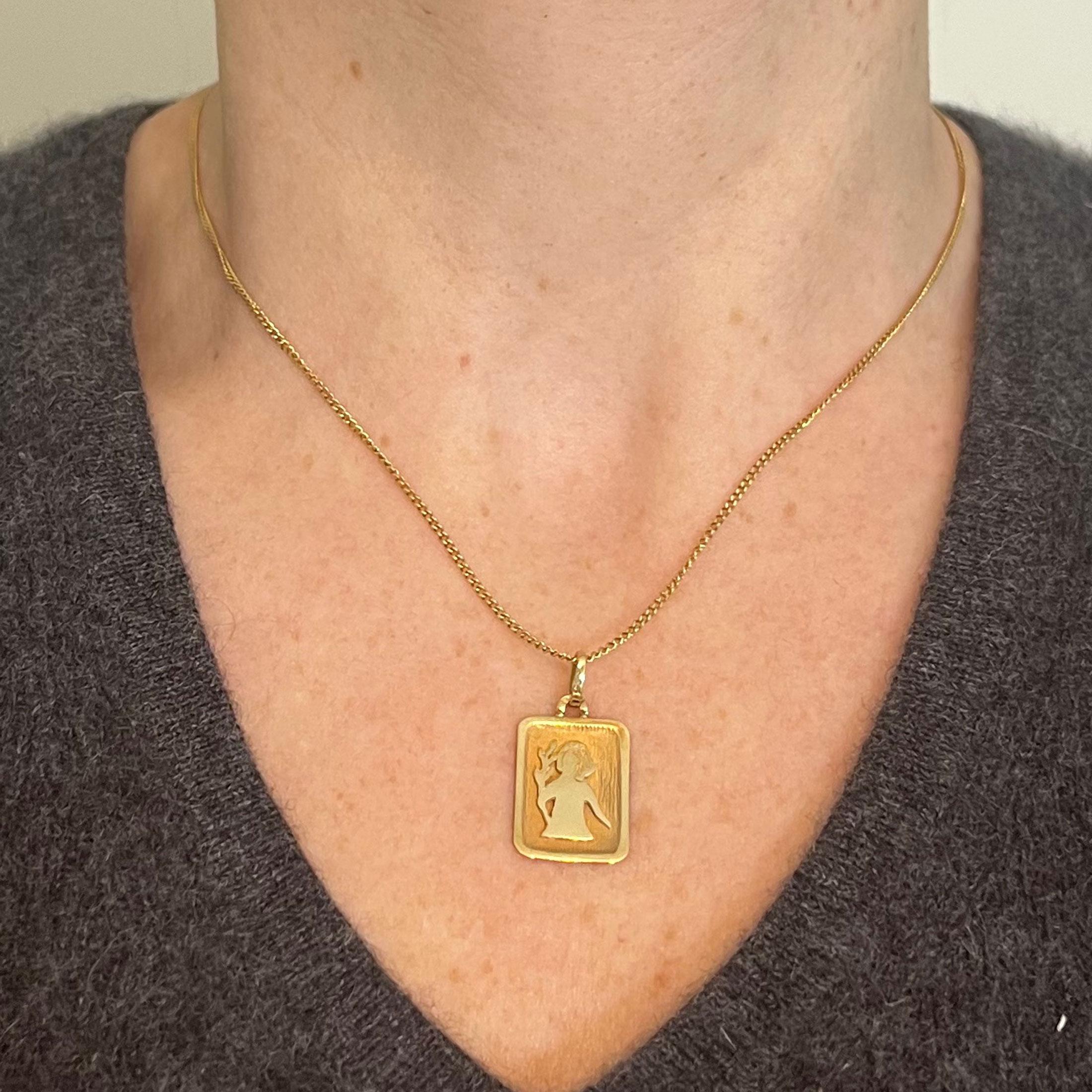 French Virgo Starsign Zodiac 18K Yellow Gold Charm Medal Pendant In Good Condition For Sale In London, GB
