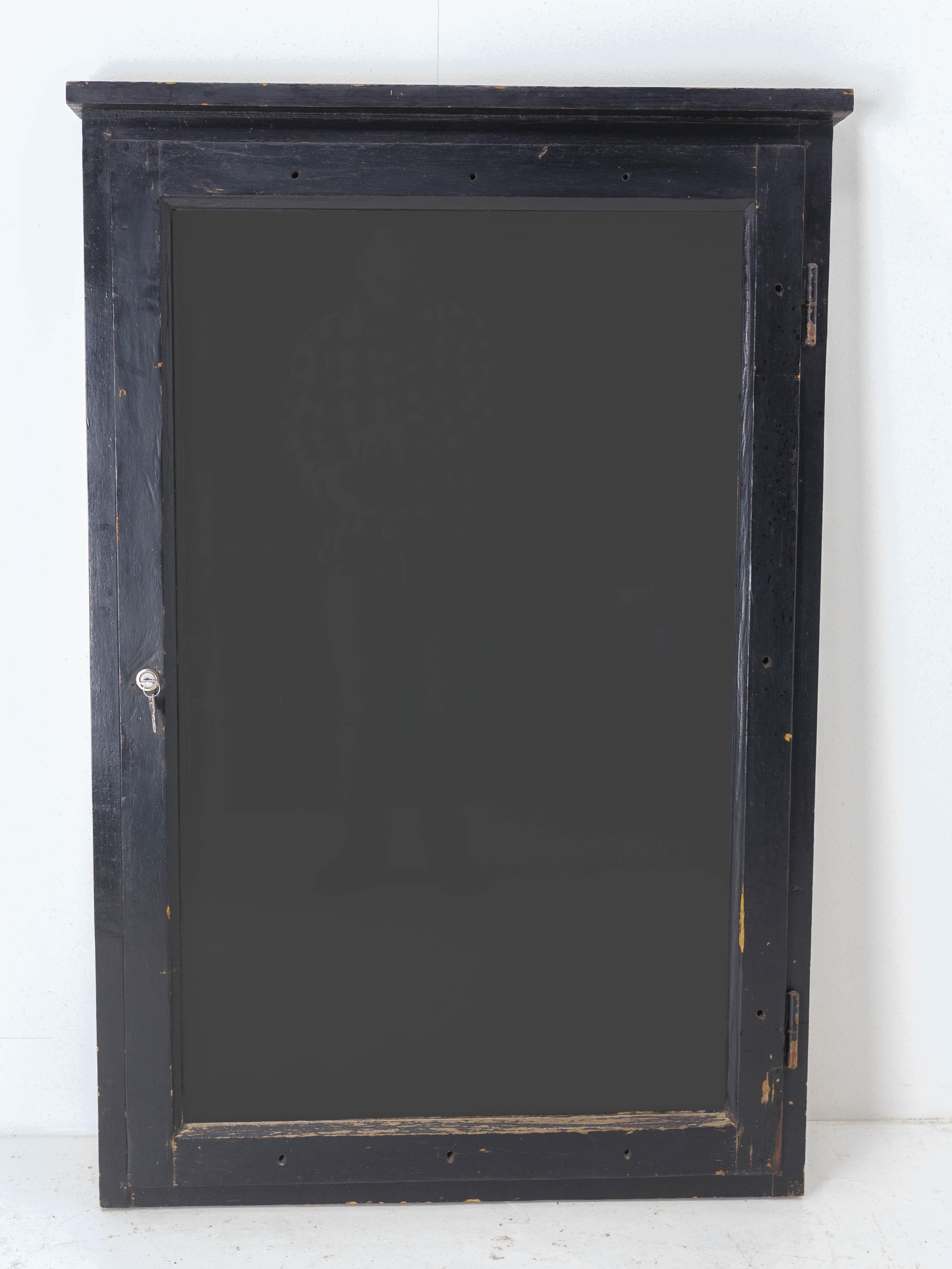 Antique original French mid-century bulletin board vitrine
Painted wood
Restaurant or hotel accessory 
Made circa 1940.

Shipping:
P 7.5/ L 82/ H 123 cm 17 kg.