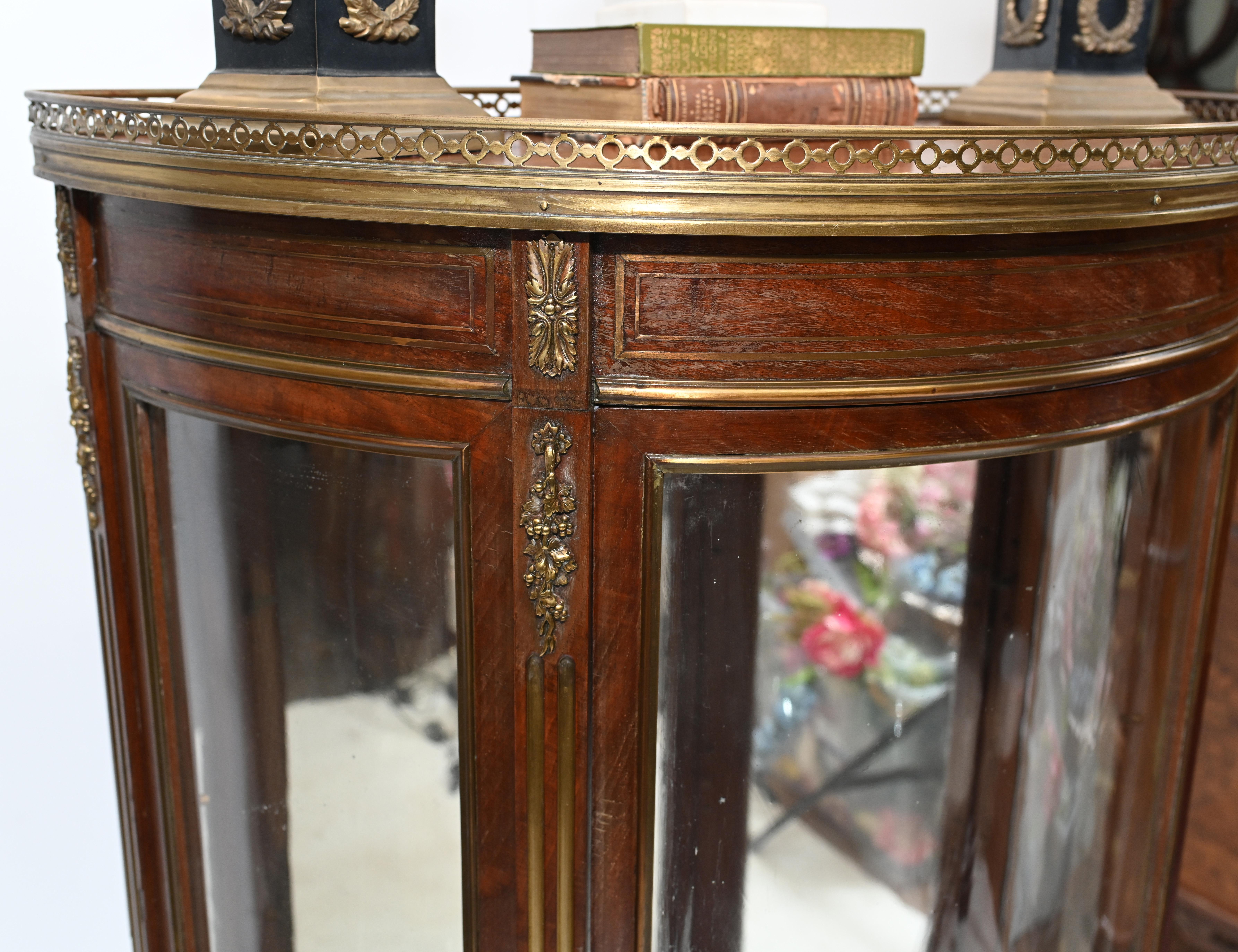 French Vitrine Display Cabinet Painted Vernis Martin, 1870 In Good Condition For Sale In Potters Bar, GB