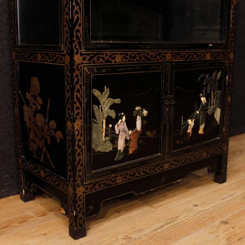 French showcase from 20th century. Cabinet in chinoiserie style with floral decorations and relief decorations in soapstone depicting Chinese popular scenes. Vitrine with two lower doors with internal shelf and large upper door with three glass