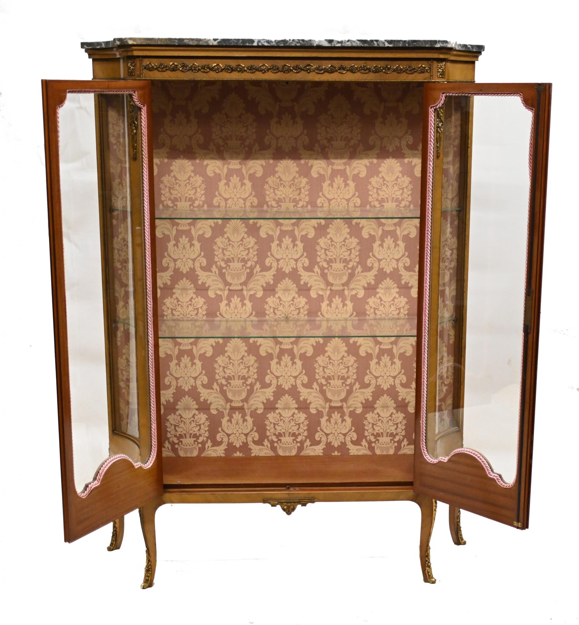 French Vitrine Napoleon III Display Cabinet Satinwood 1880 In Good Condition In Potters Bar, GB