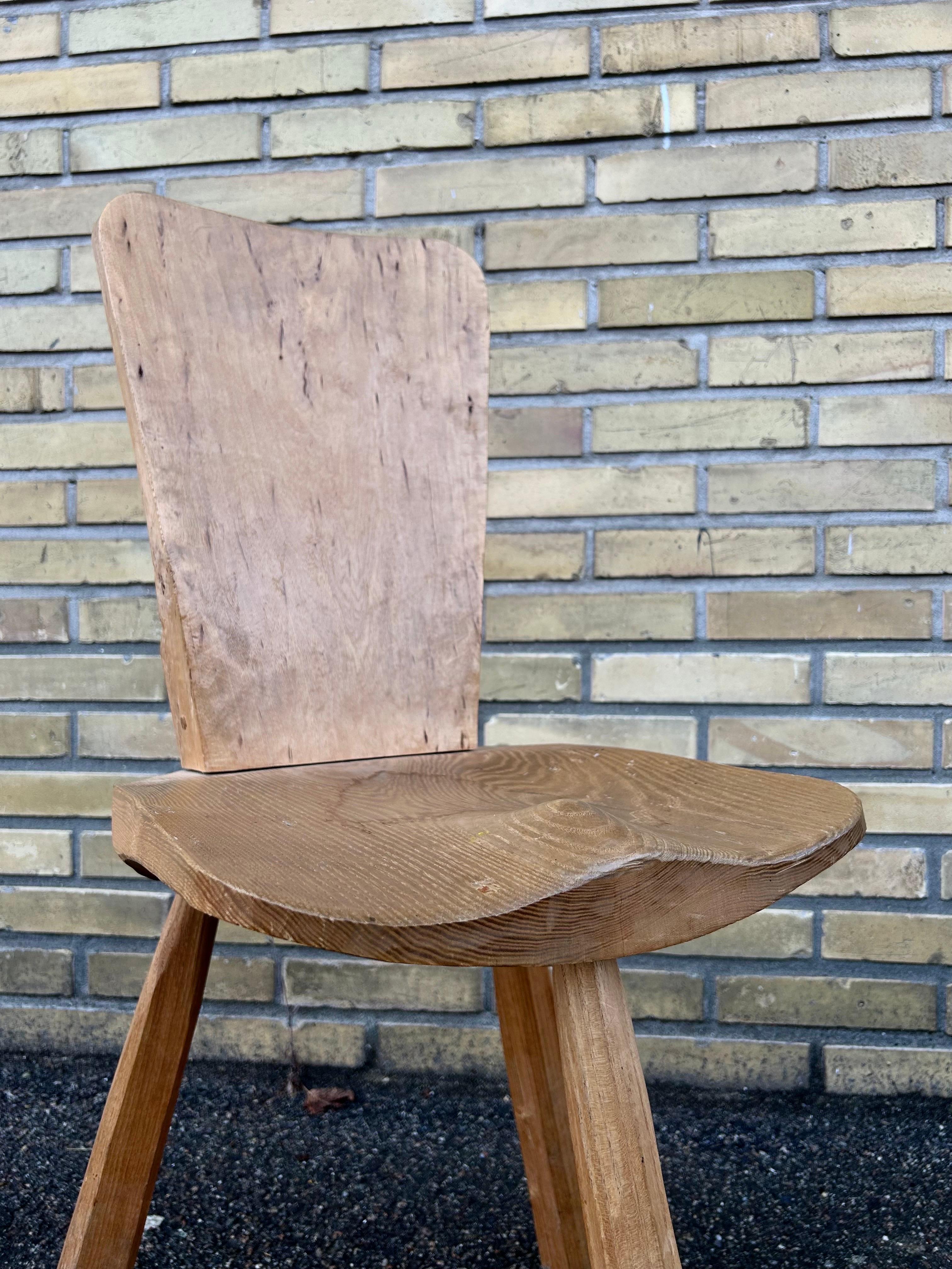 Rare chaise d'appoint brutaliste wabi sabi fabriquée dans les montagnes françaises dans les années 1950 en bois massif.

La chaise est en bon état d'origine avec une belle patine.

La chaise est le détail parfait pour tout style d'intérieur, du