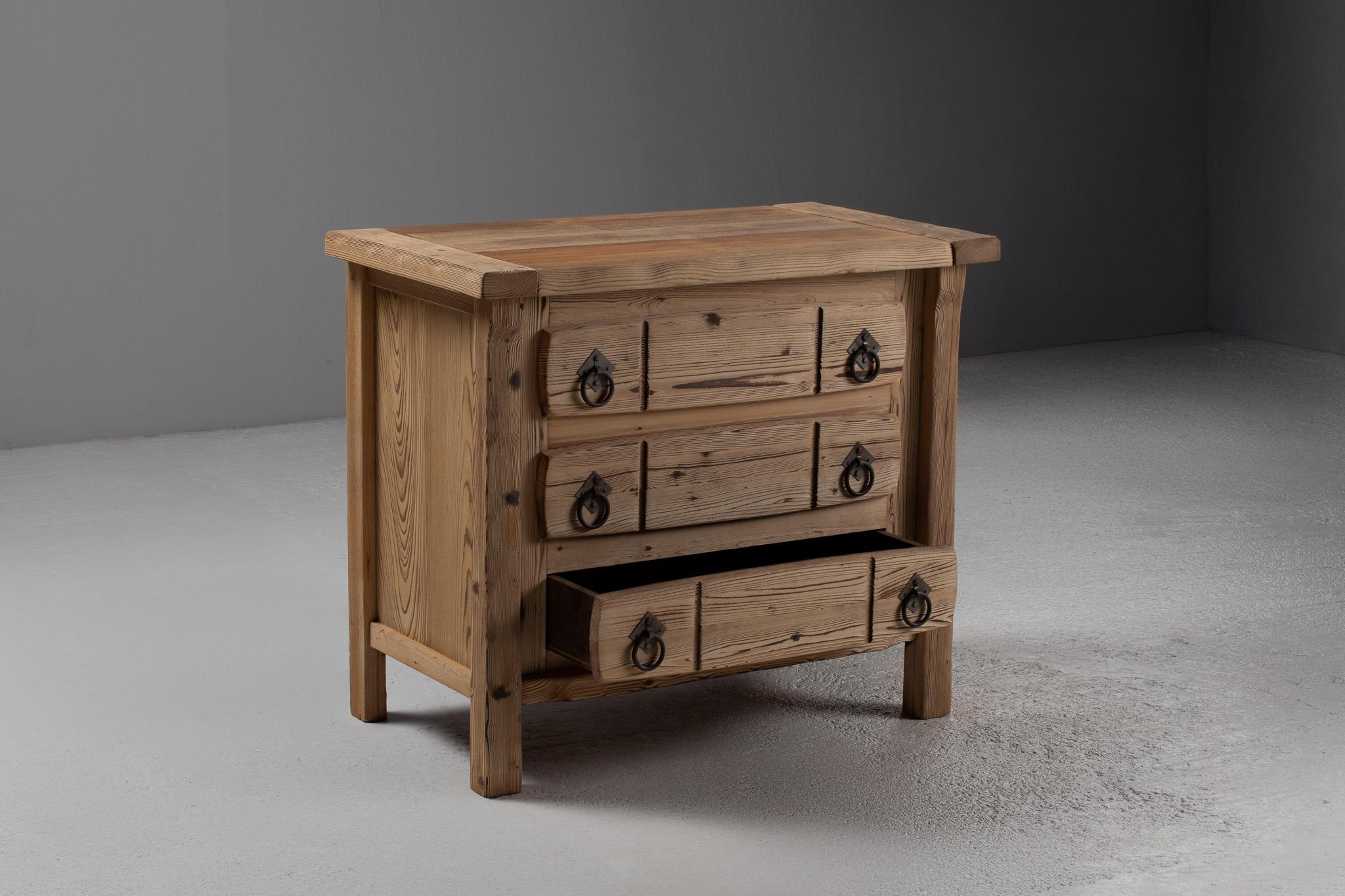 French Wabi-Sabi Chest of Drawers in Stripped Pine In Good Condition For Sale In Kaštel Sućurac, Splitsko-dalmatinska županija