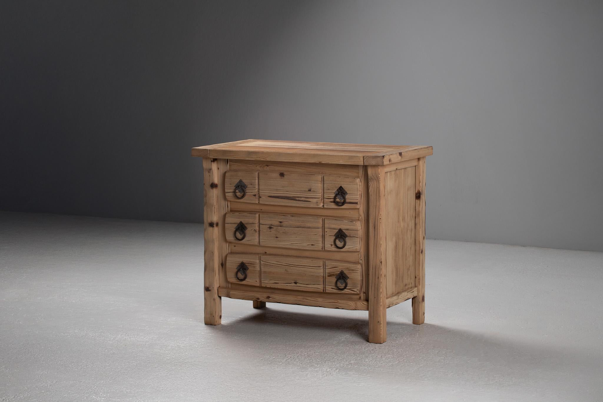 French Wabi-Sabi Chest of Drawers in Stripped Pine For Sale 3