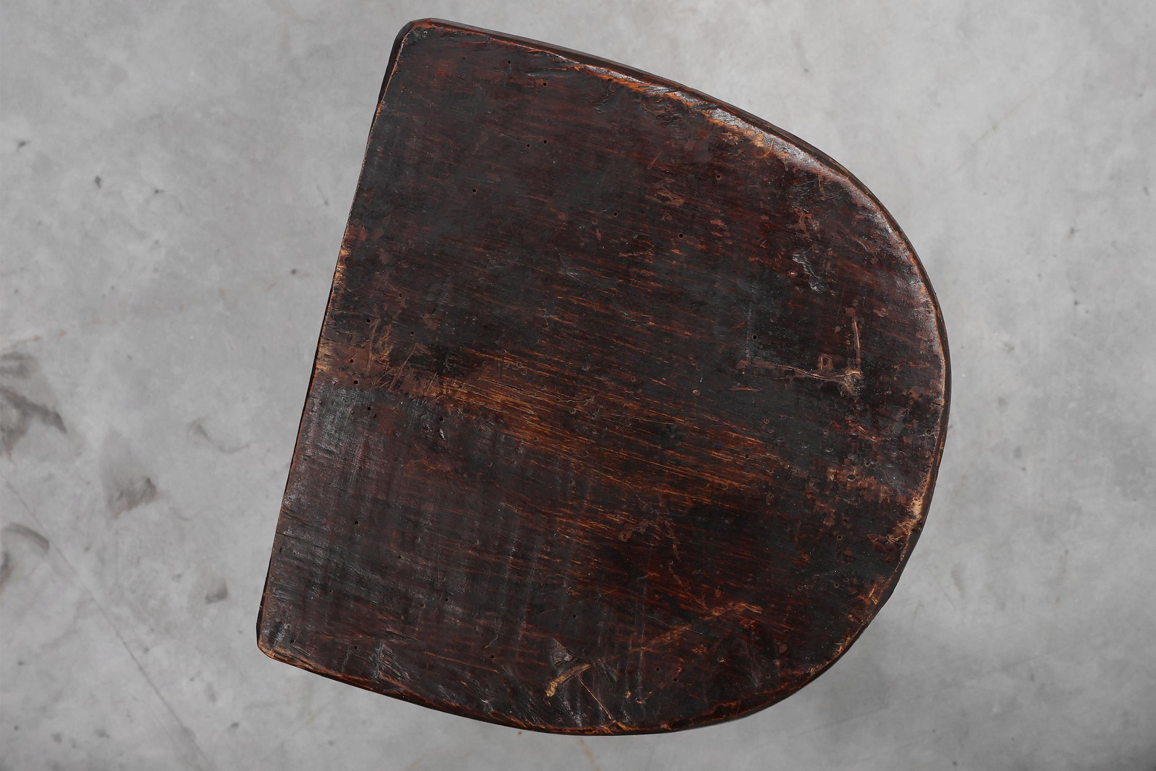 French wabi sabi low tripod stool in solid wood, 1850s For Sale 3