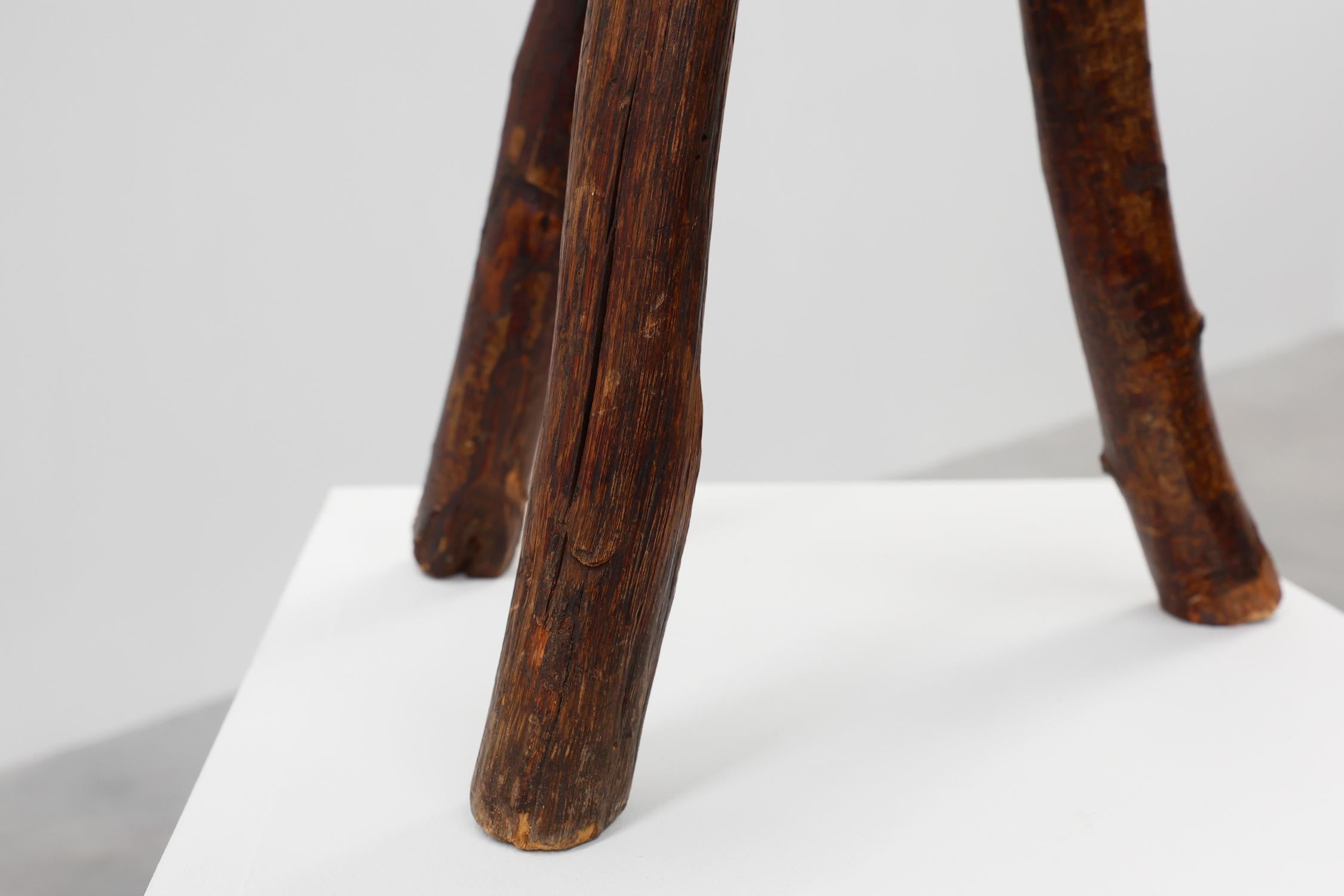 French wabi sabi low tripod stool in solid wood, 1850s In Good Condition For Sale In Meulebeke, BE