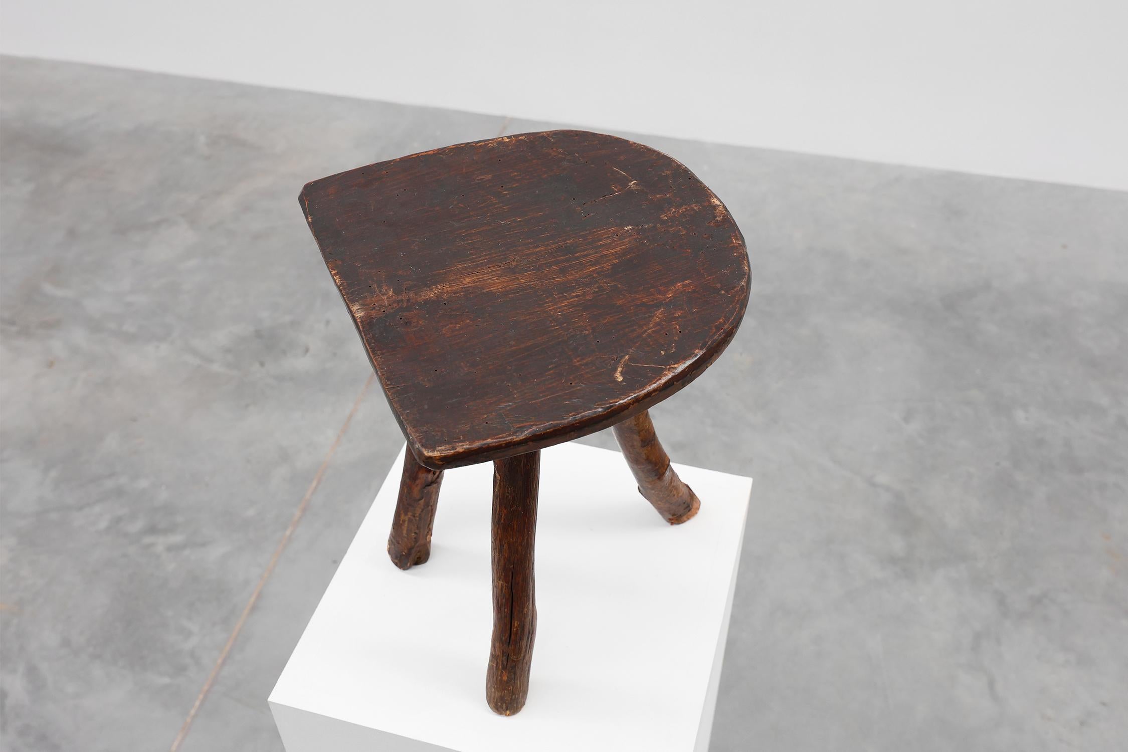 French wabi sabi low tripod stool in solid wood, 1850s For Sale 1