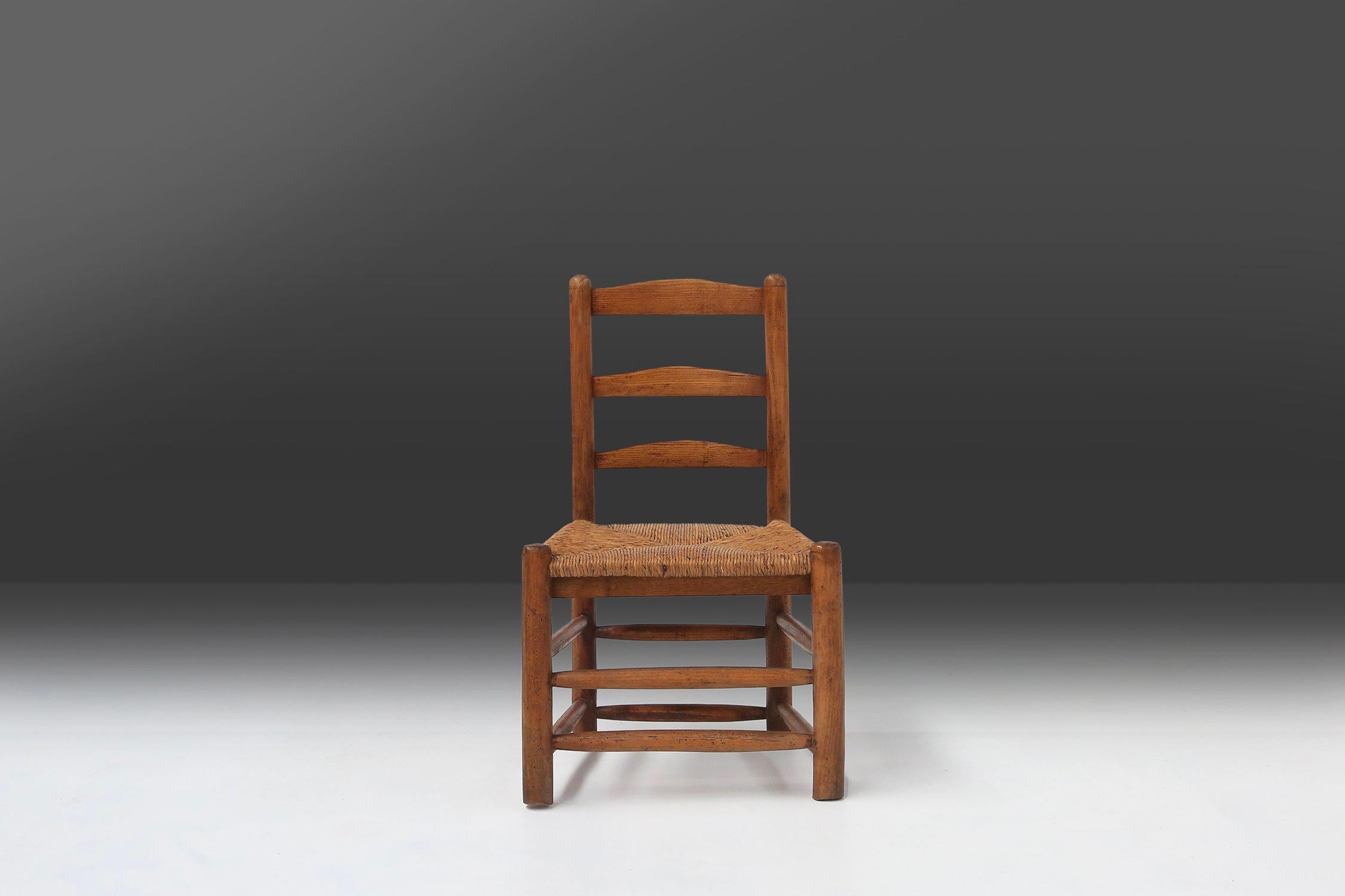 Francia / 1850 / silla / madera y mimbre / Wabi sari / provincial francés / Antiguo

Encantadora silla auxiliar rústica de la campiña francesa de estilo wabi-sabi. Esta silla de elegante diseño se fabricó con madera maciza, mostrando sus tonos