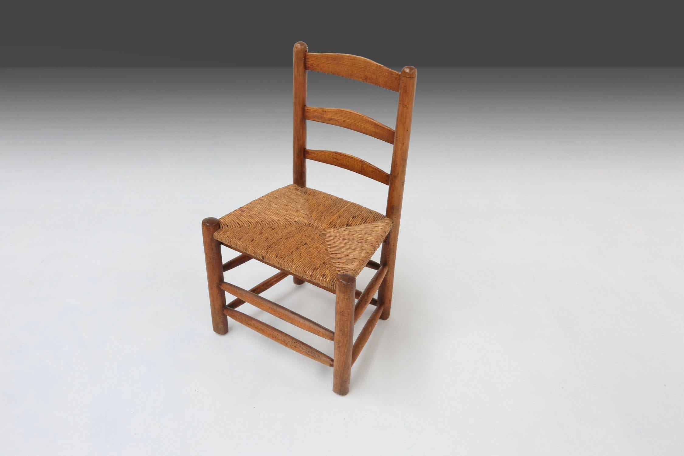 Silla auxiliar francesa Wabi-Sabi de madera y mimbre, años 1850 en Bueno estado para la venta en Meulebeke, BE