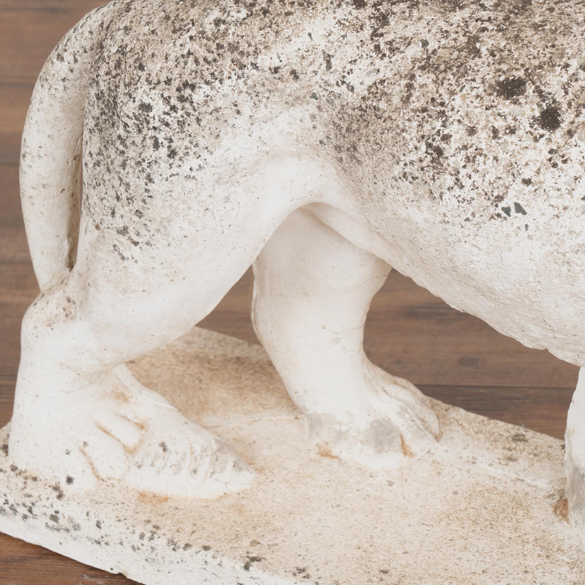 Französische Gartenstatue eines schreitenden Löwen, um 1920-40 (Kalkstein) im Angebot