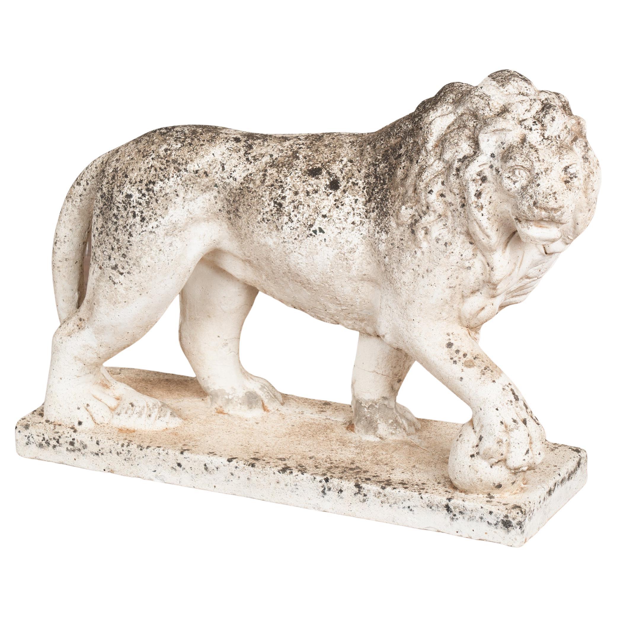 Französische Gartenstatue eines schreitenden Löwen, um 1920-40 im Angebot