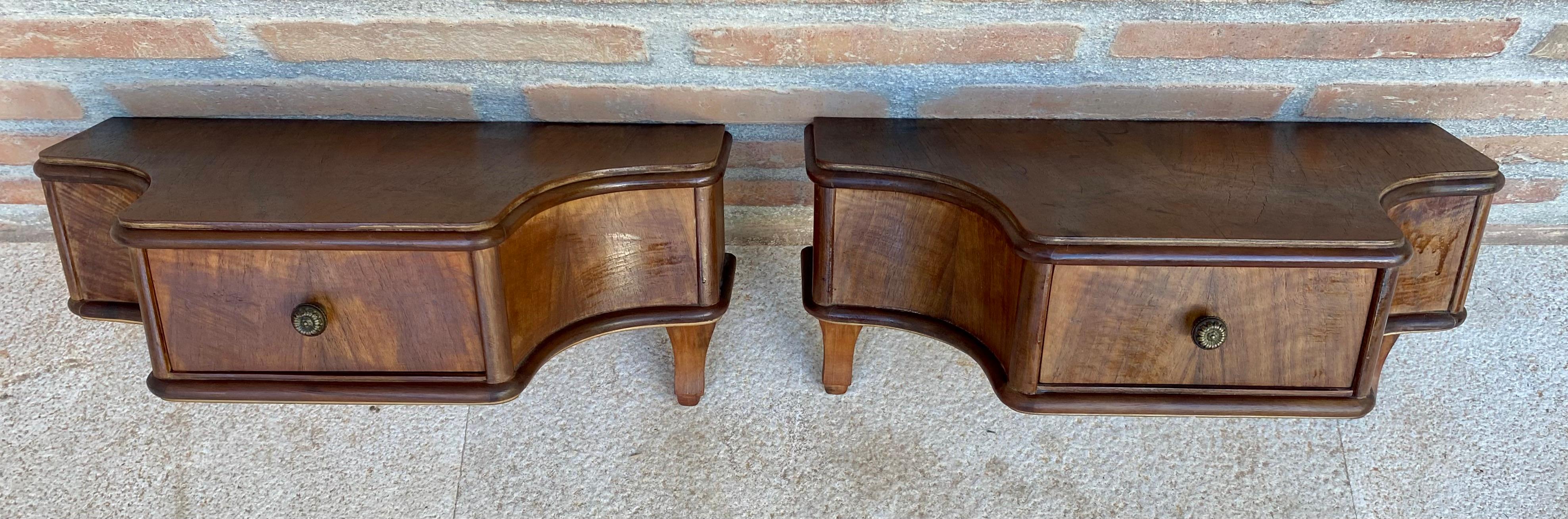 Vintage Design
Ces tables suspendues originales sont très intéressantes dans une petite chambre à coucher en raison de leur taille et de leur système de fixation. Ils peuvent également servir d'étagères, ils sont très solides grâce au bois de leur