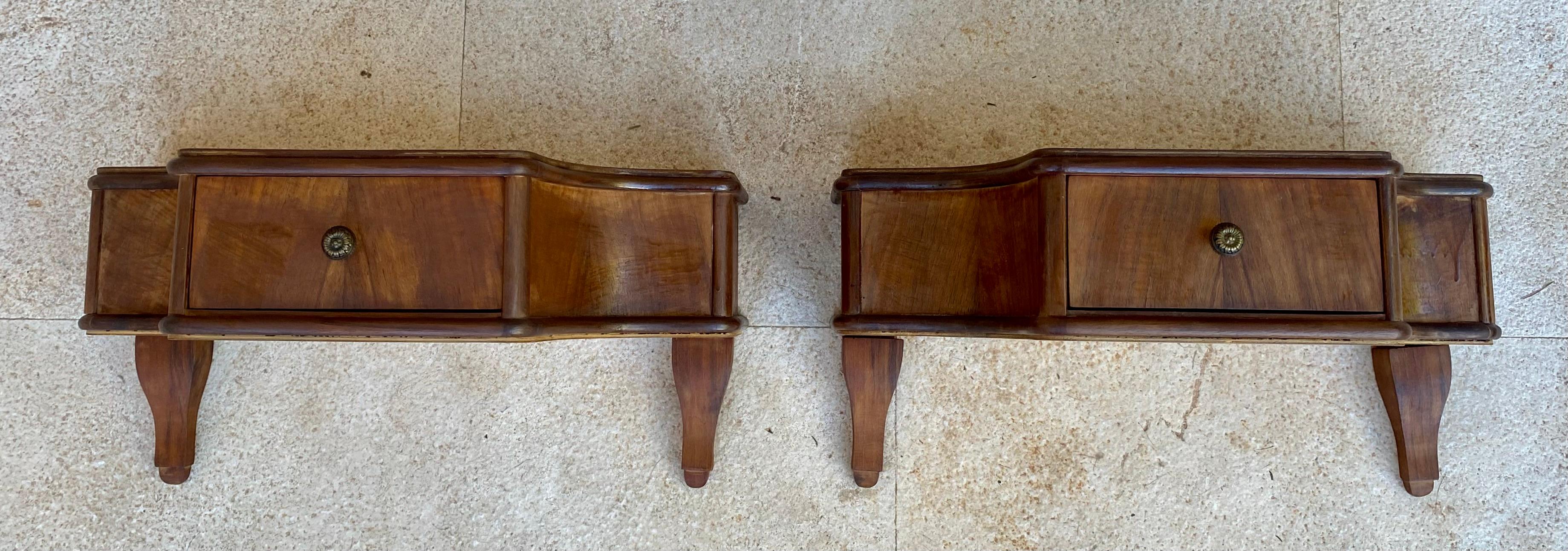 Français Tables de chevet murales françaises en noyer, années 1920, ensemble de 2 en vente