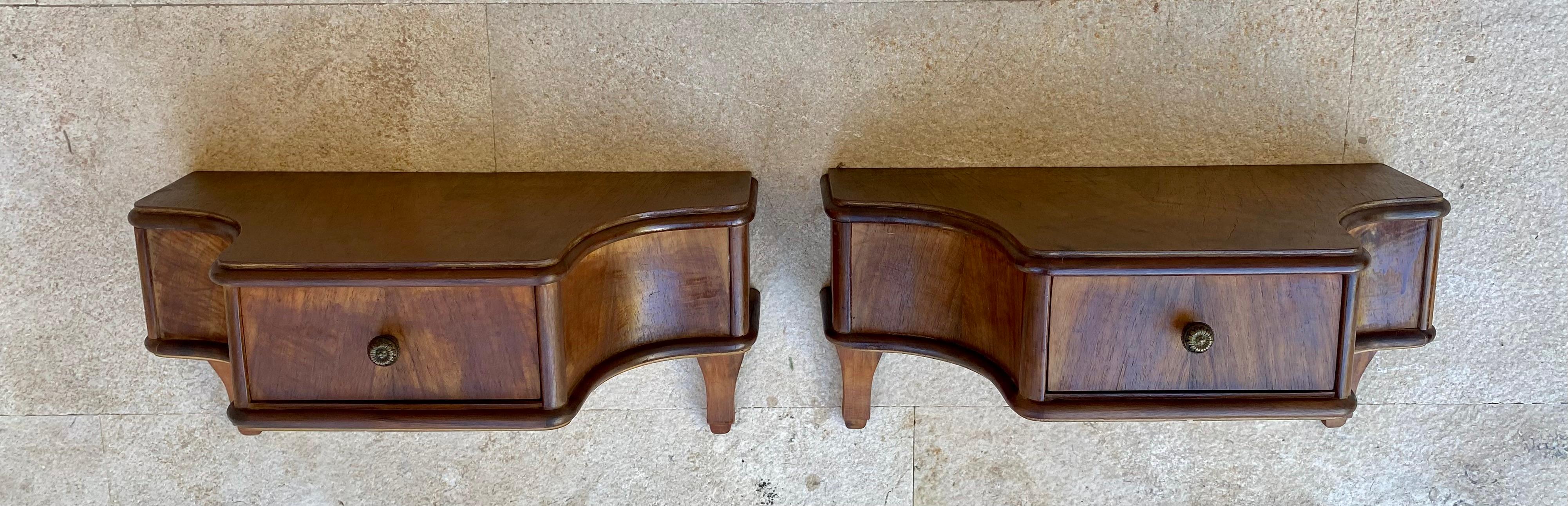 Tables de chevet murales françaises en noyer, années 1920, ensemble de 2 Bon état - En vente à Miami, FL