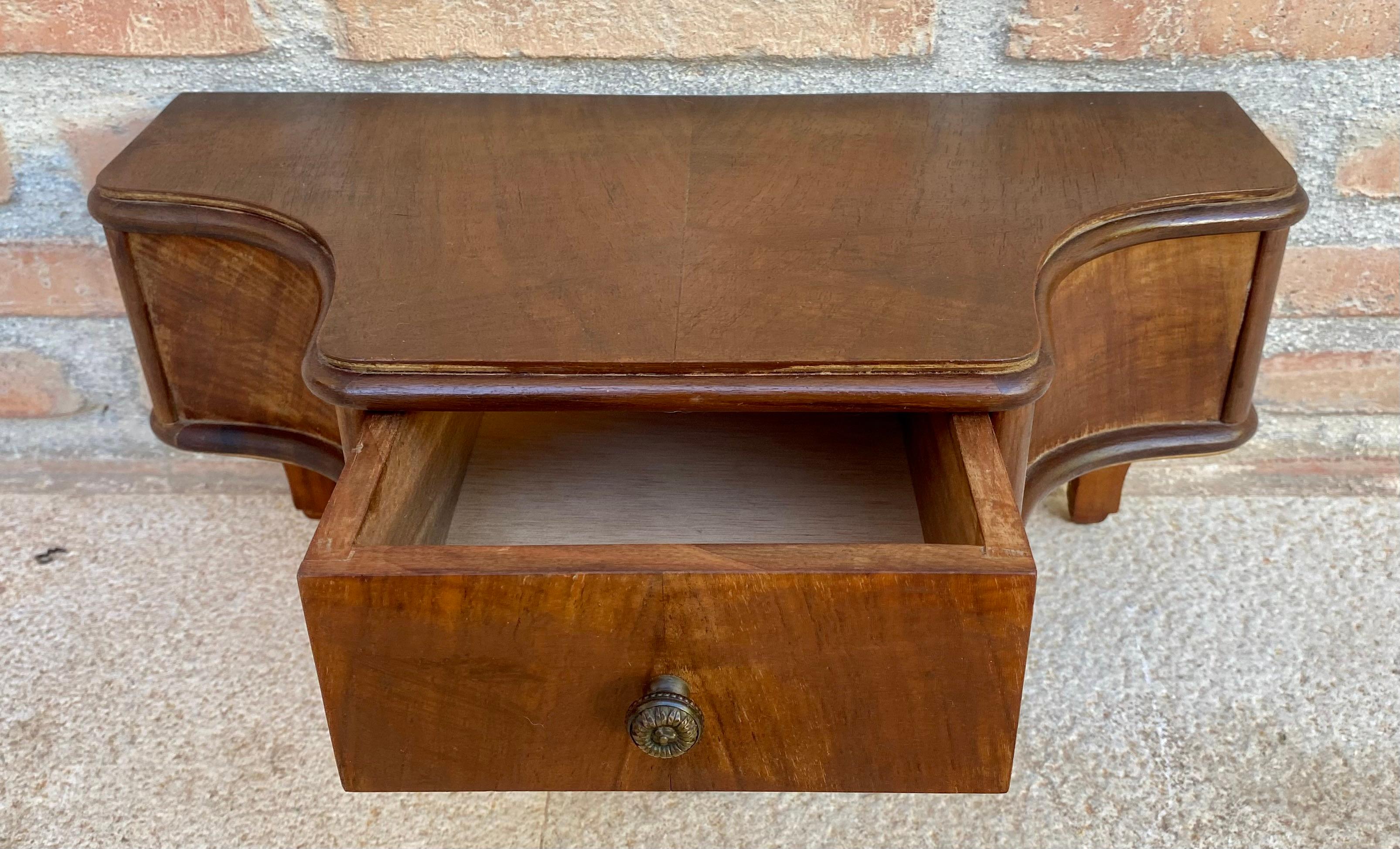 20ième siècle Tables de chevet murales françaises en noyer, années 1920, ensemble de 2 en vente
