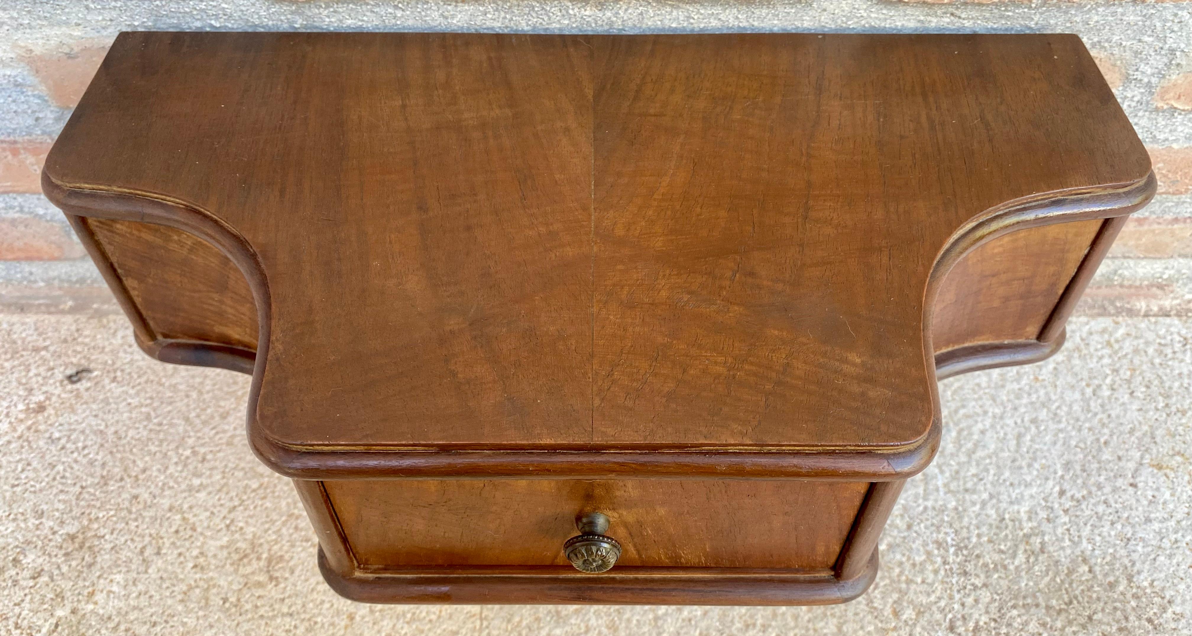 Tables de chevet murales françaises en noyer, années 1920, ensemble de 2 en vente 1