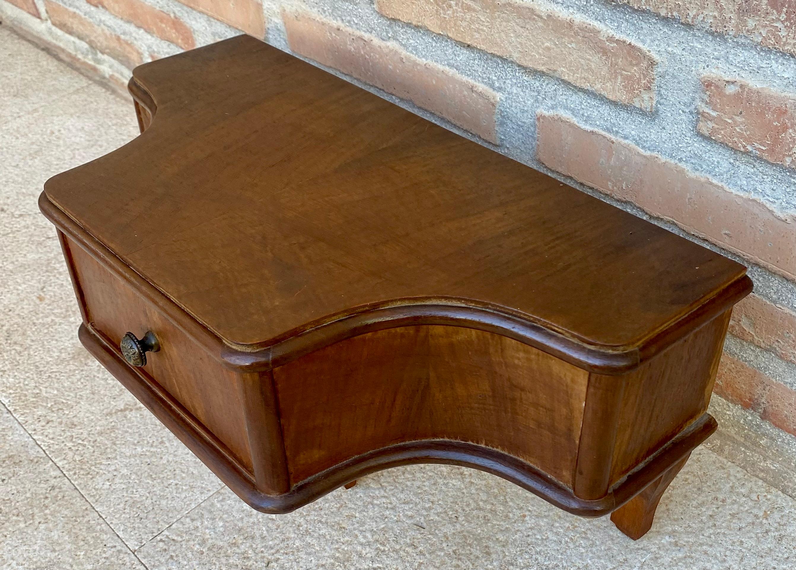 Tables de chevet murales françaises en noyer, années 1920, ensemble de 2 en vente 2