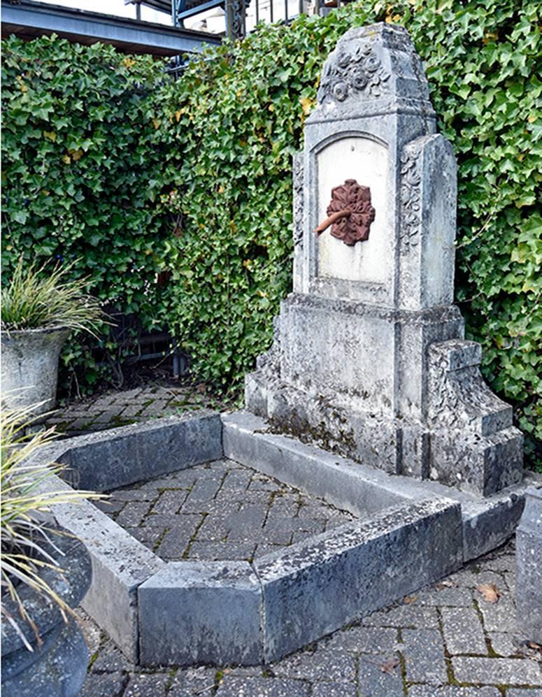 French Wall Fountain, 19th Century In Fair Condition In Udenhout, NL