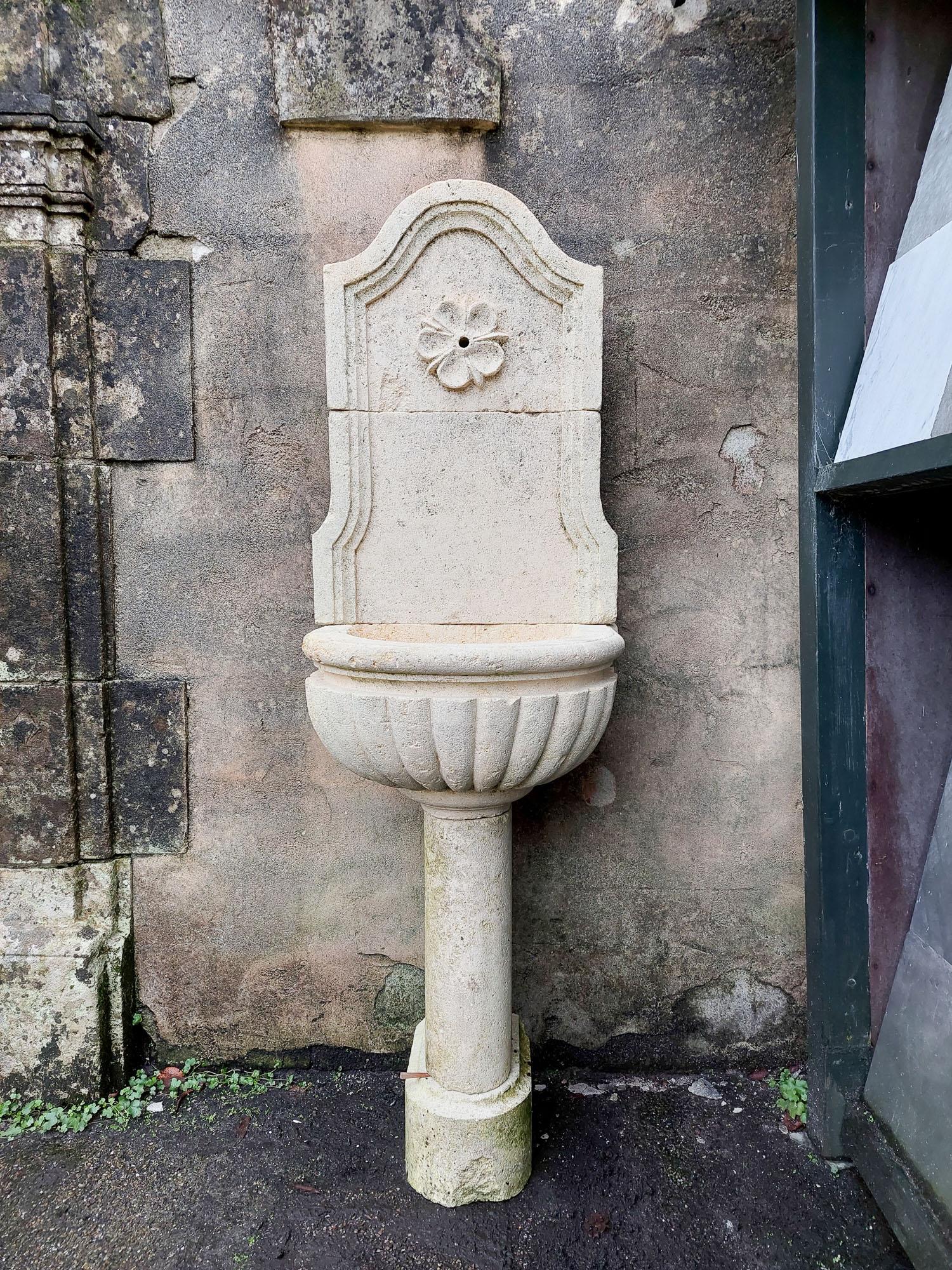 French Wall Fountain made of light Limestone In Good Condition In Baambrugge, NL