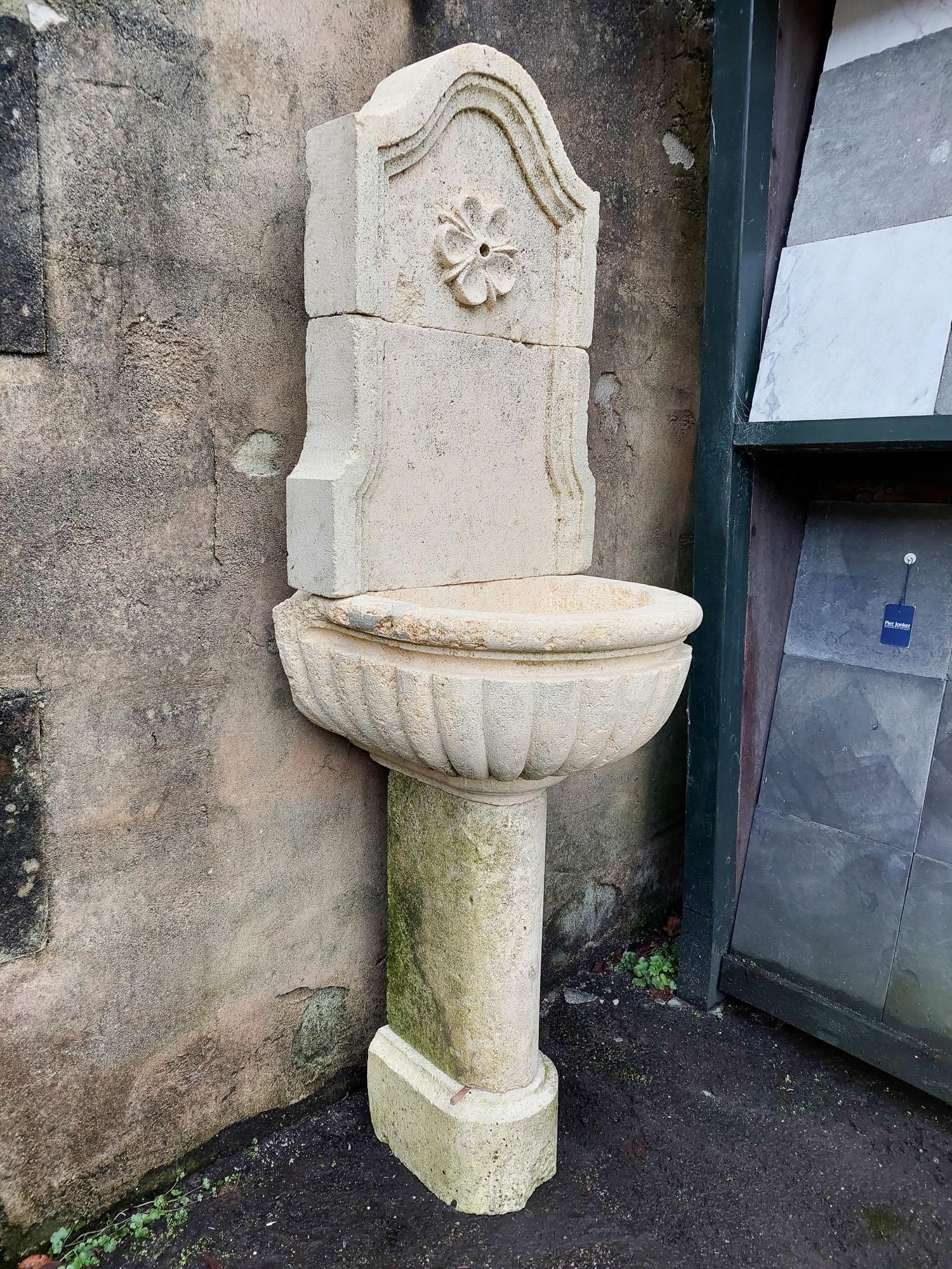 20th Century French Wall Fountain made of light Limestone For Sale