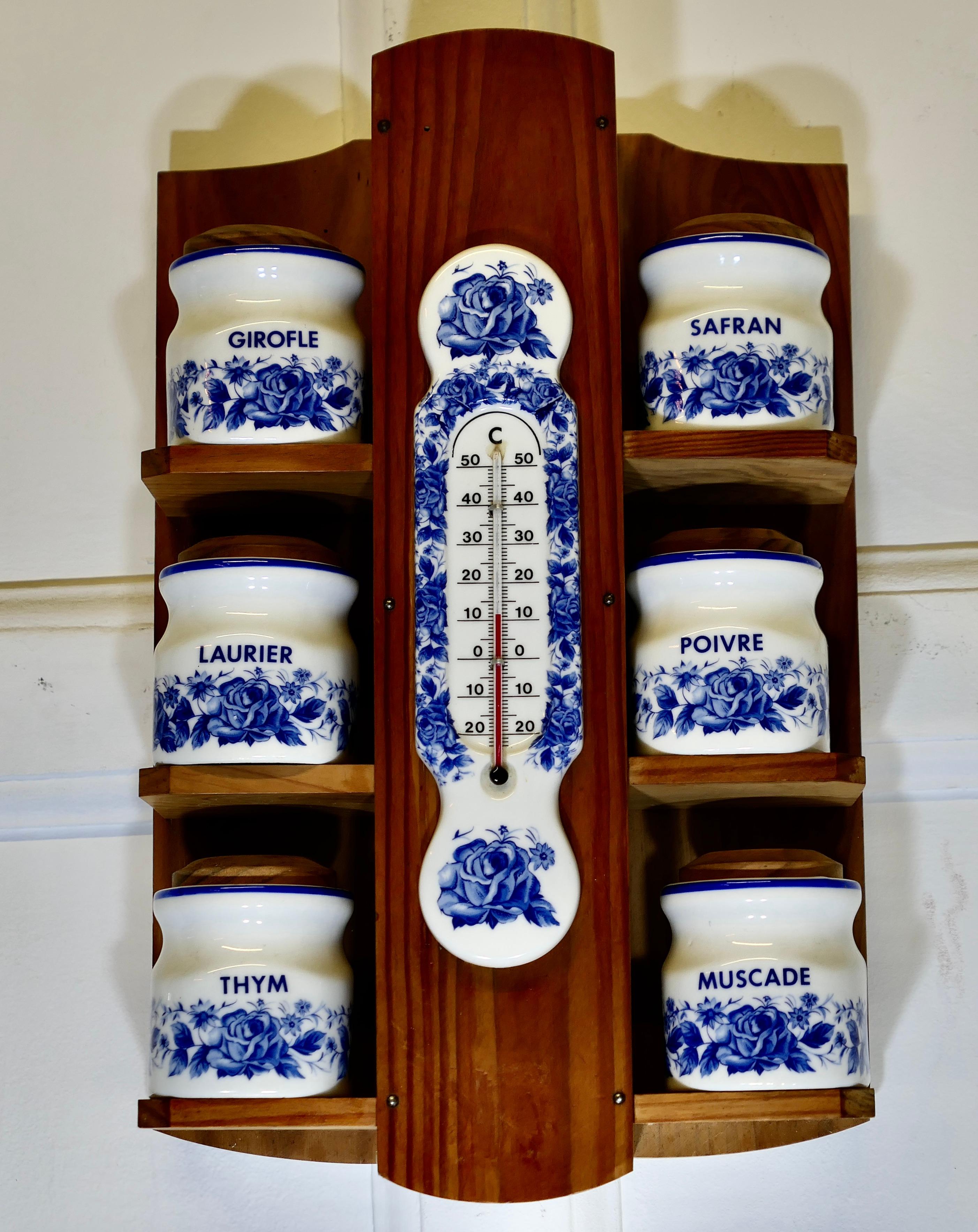 Colgante francés de pared azul y blanco Tarros de especias con termómetro 

6 Tarros de especias azules y blancos con tapa y un termómetro a juego 
El juego de botes se expone en una robusta estantería de pino para colgar en la pared; la parte