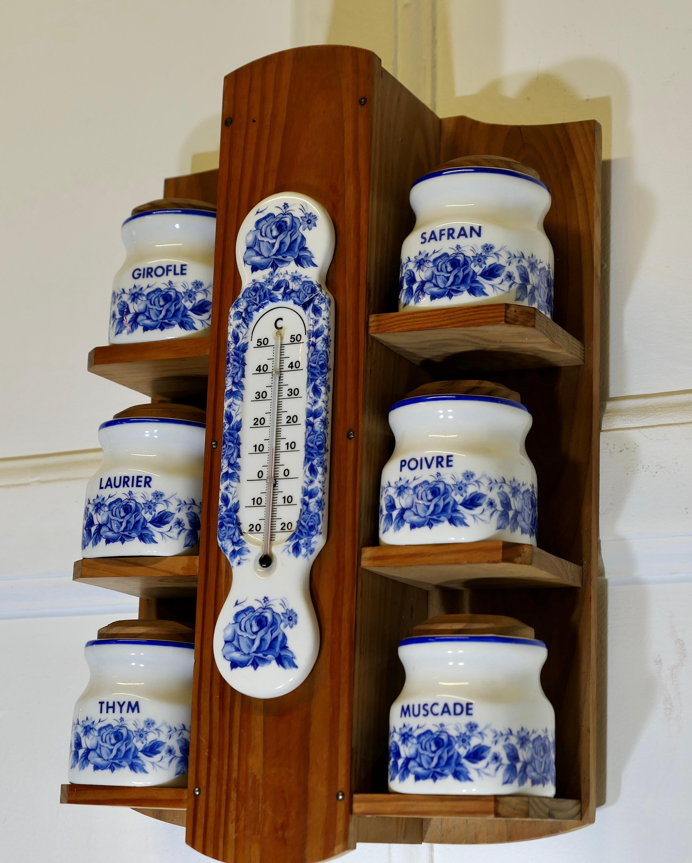 Colgante francés de pared azul y blanco Tarros de especias con termómetro Moderno de mediados de siglo en venta