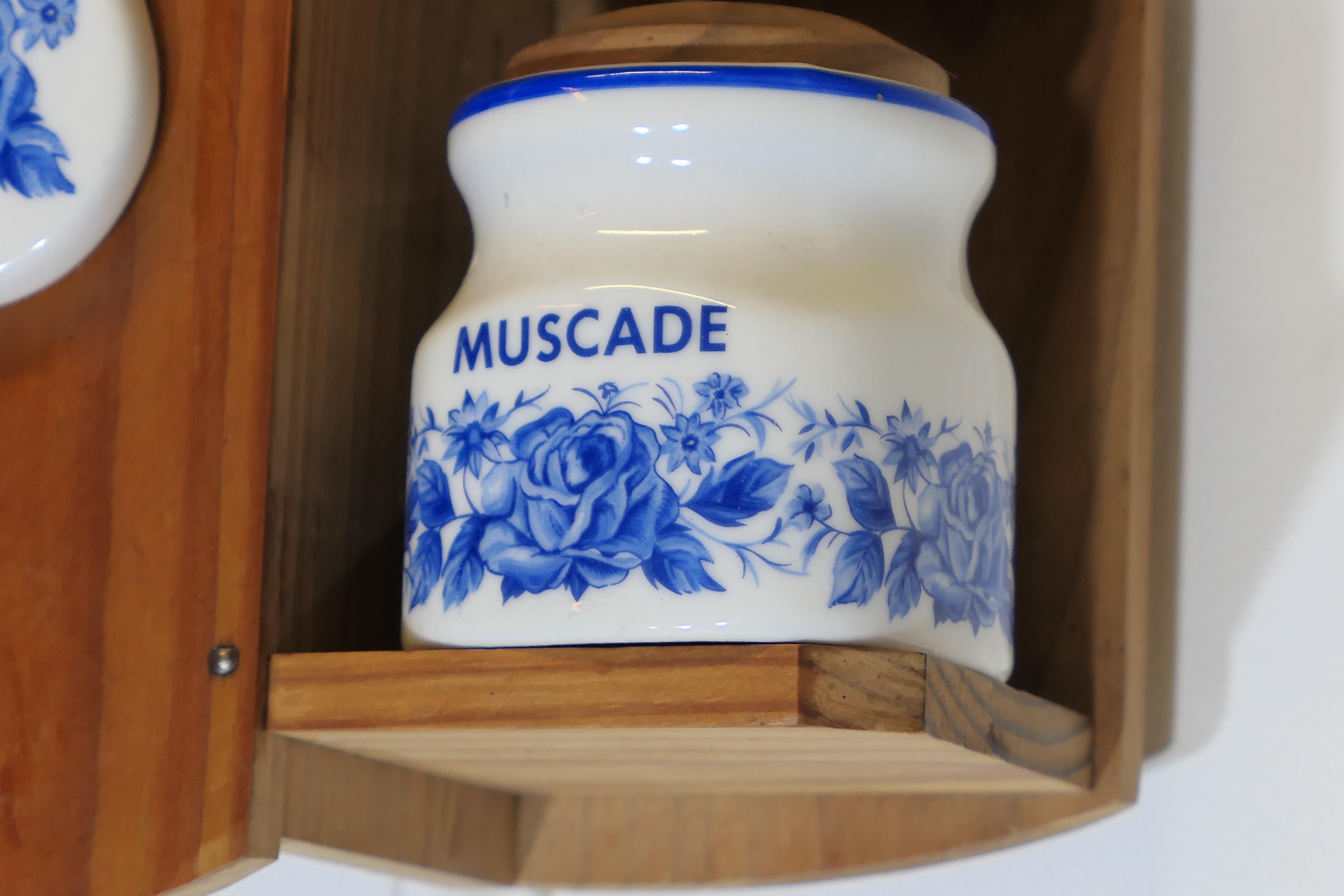 Colgante francés de pared azul y blanco Tarros de especias con termómetro en Bueno estado para la venta en Godshill, Isle of Wight